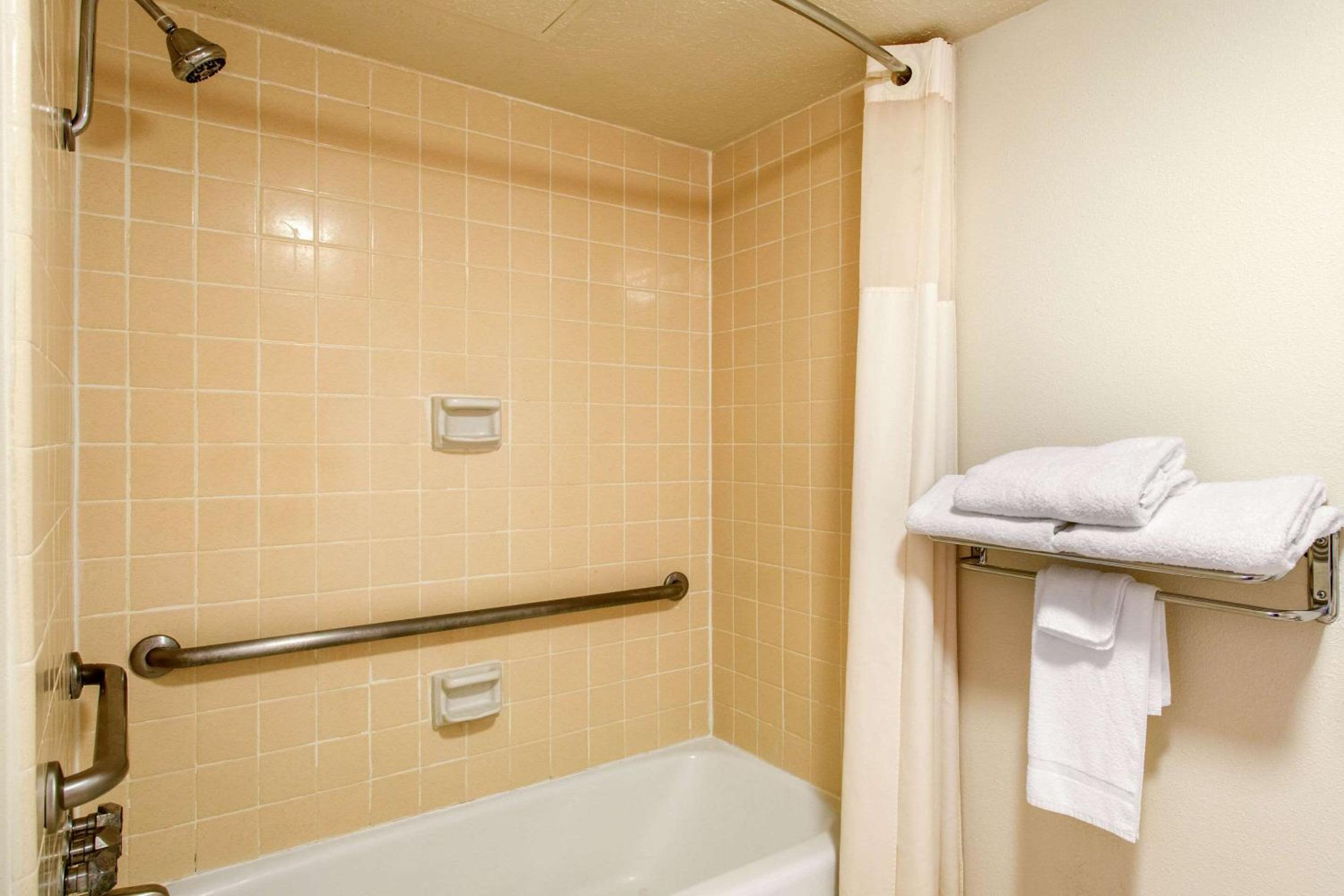 King Room - Accessible/Non-Smoking photo 2