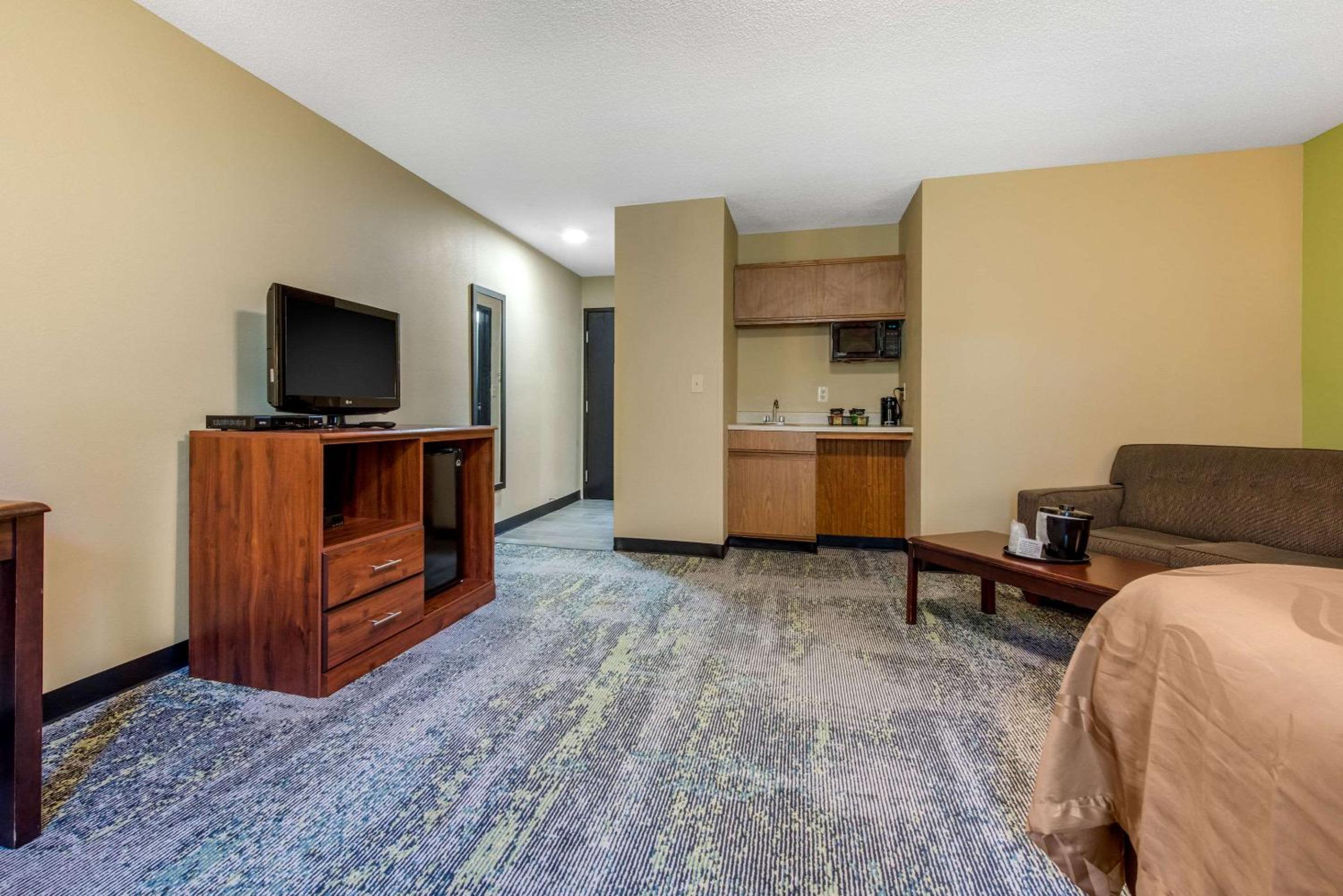 Suite, King Bed, Non-Smoking photo 2