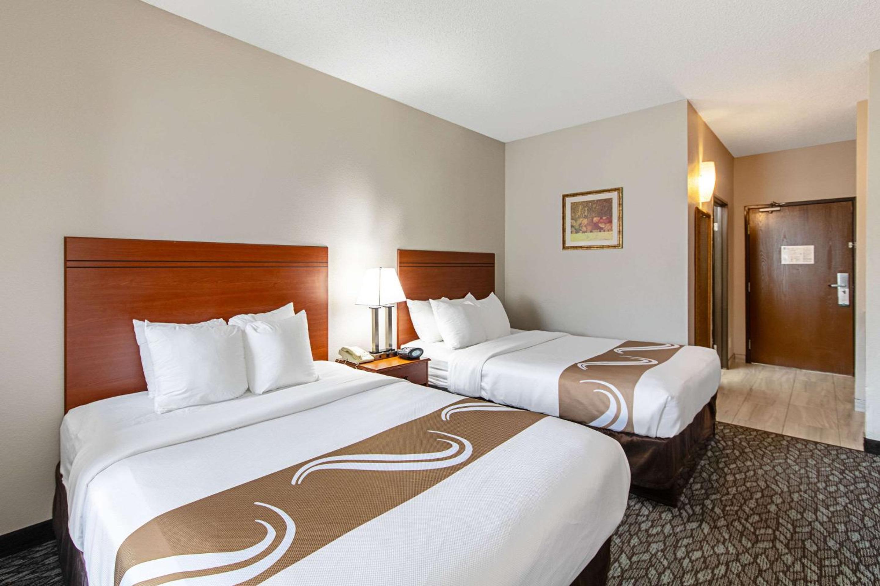 Queen Suite with 2 Queen Beds - Non-Smoking - Photo 4