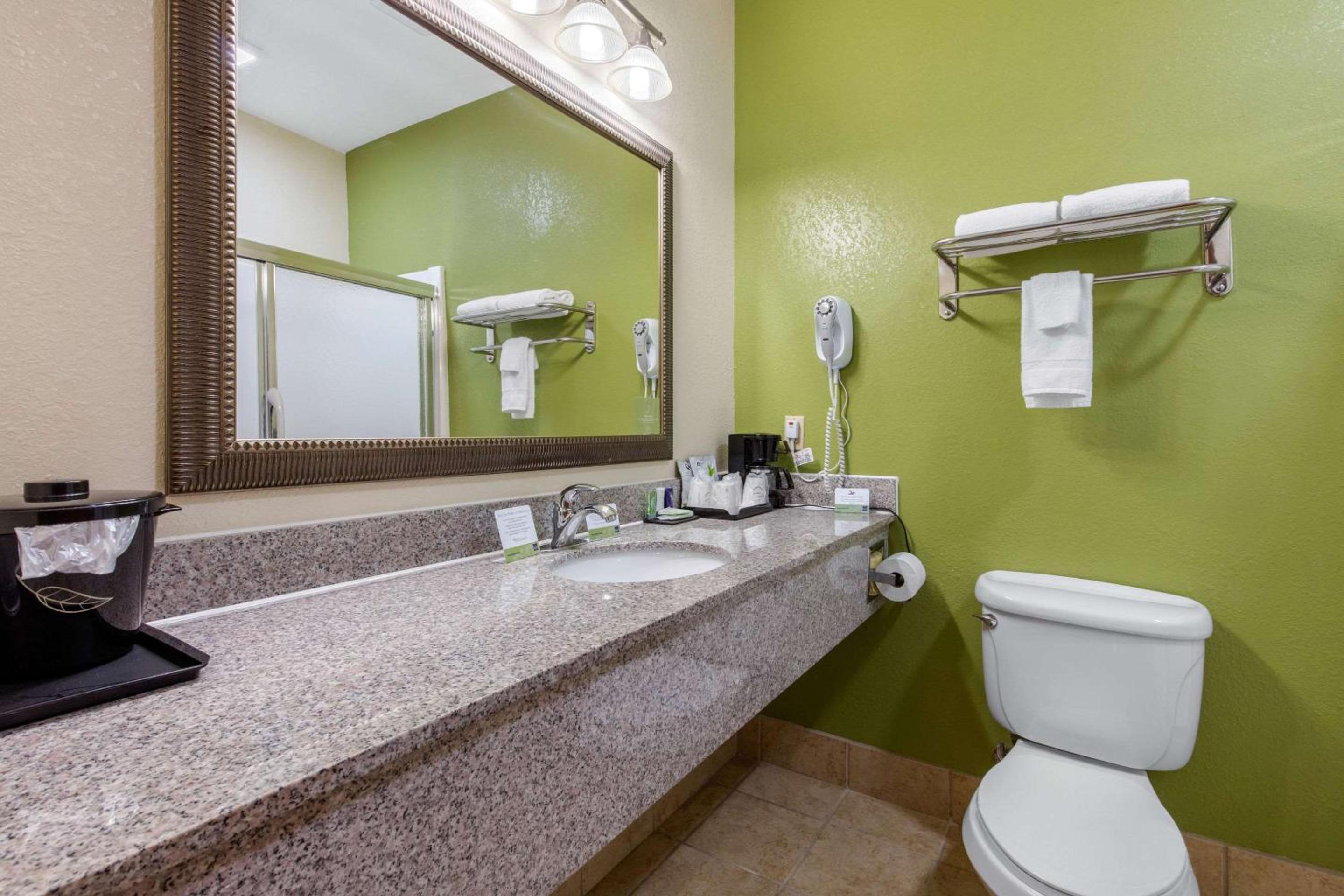 King Suite - Non-Smoking - Photo 2