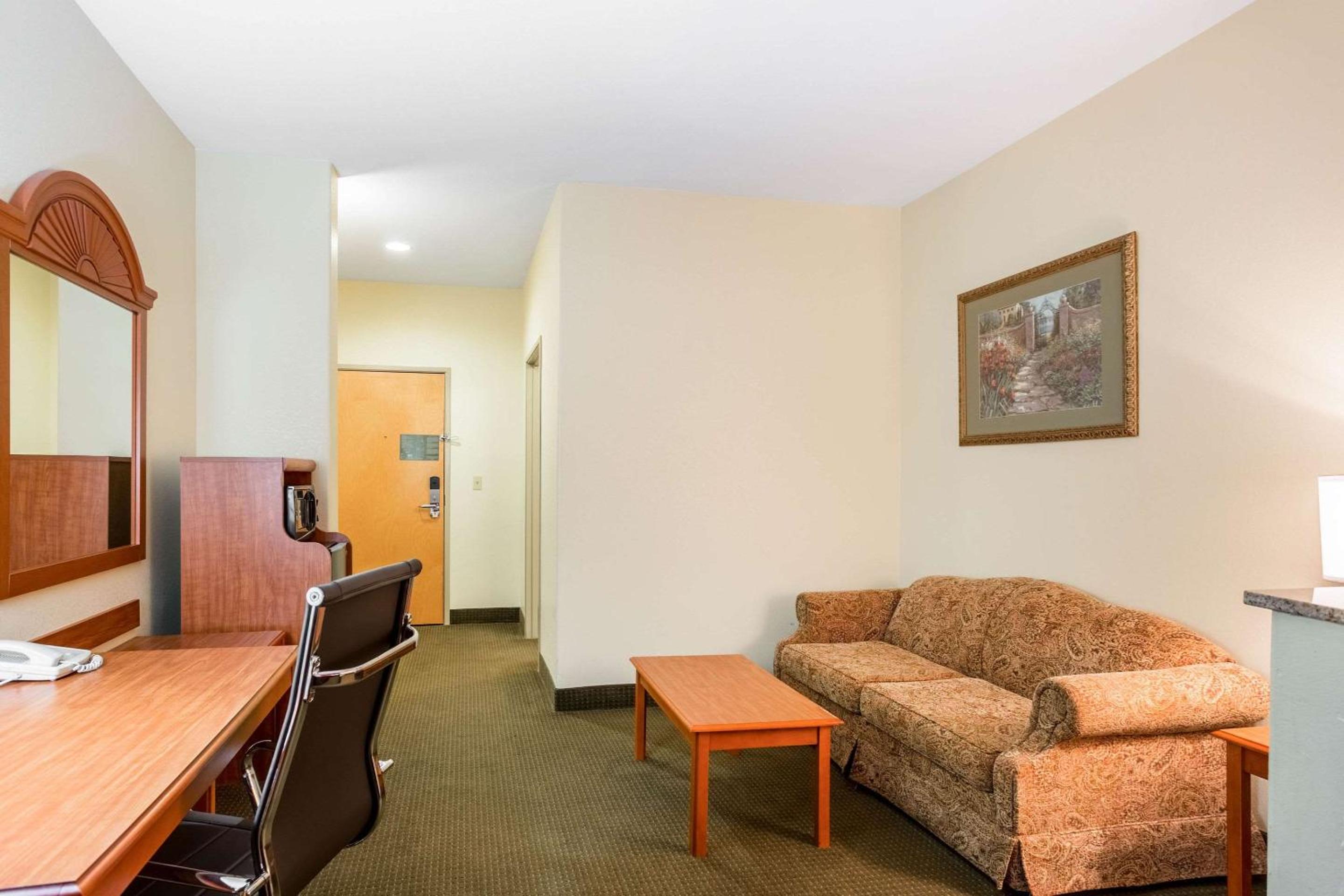 King Suite - Disability Access/Non-Smoking - Photo 3