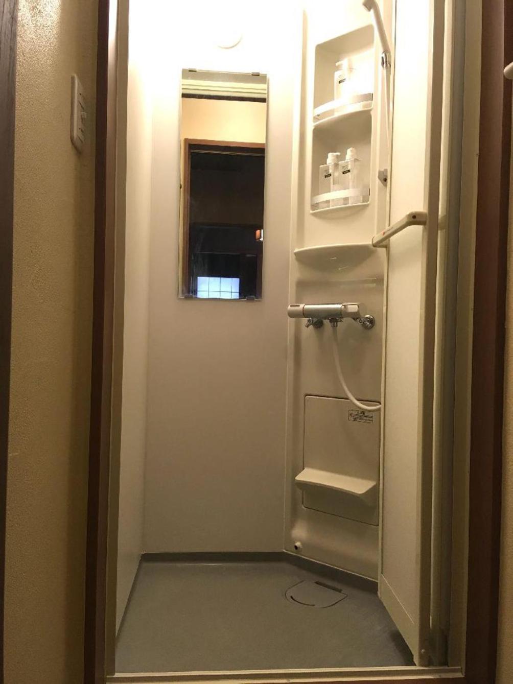 Superior Family Room With Shared Bathroom photo 3