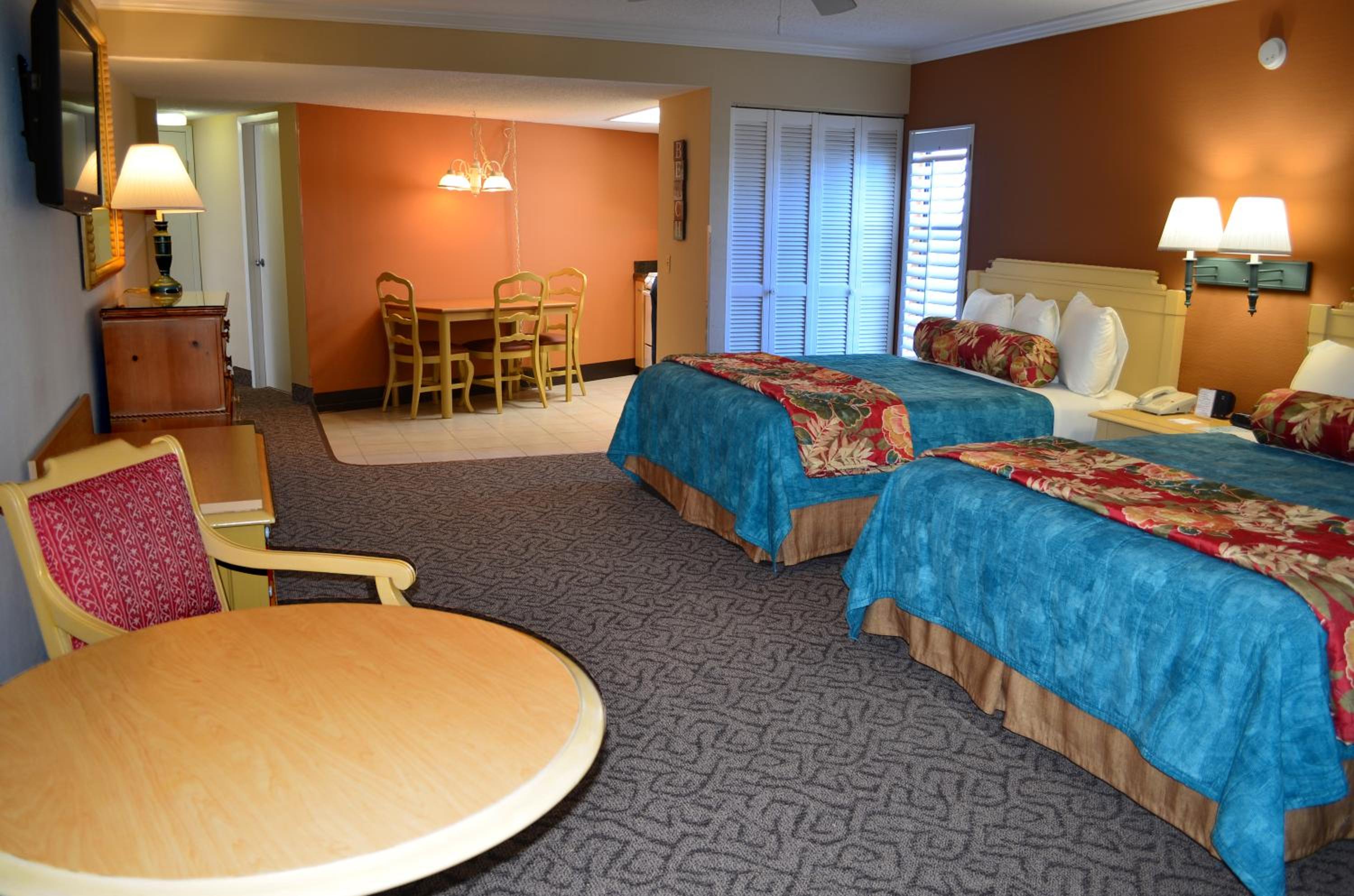 Queen Room Two Queen Beds with Outdoor Pool View - Photo 2