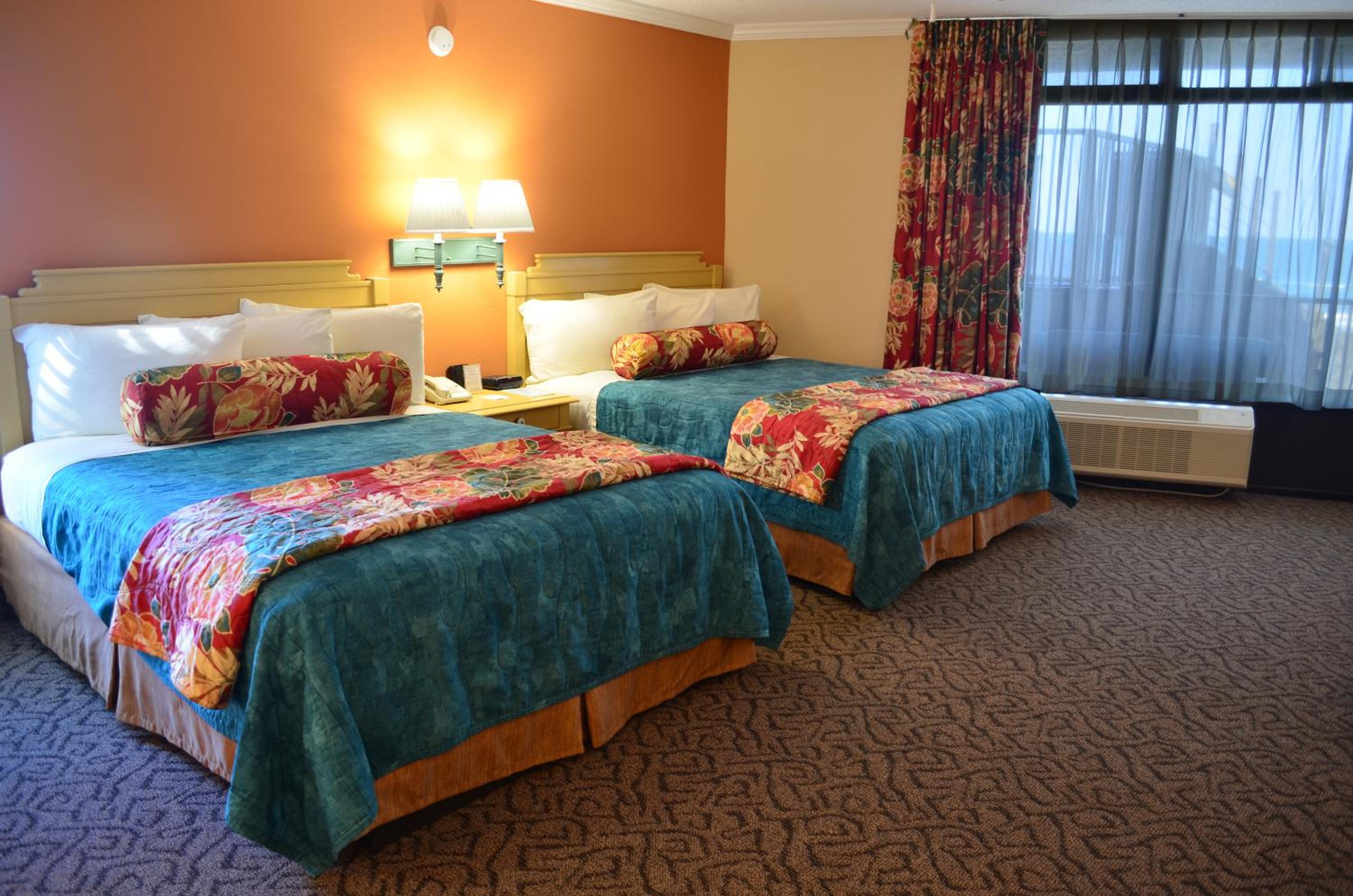 Queen Room Two Queen Beds with Outdoor Pool View - Photo 4
