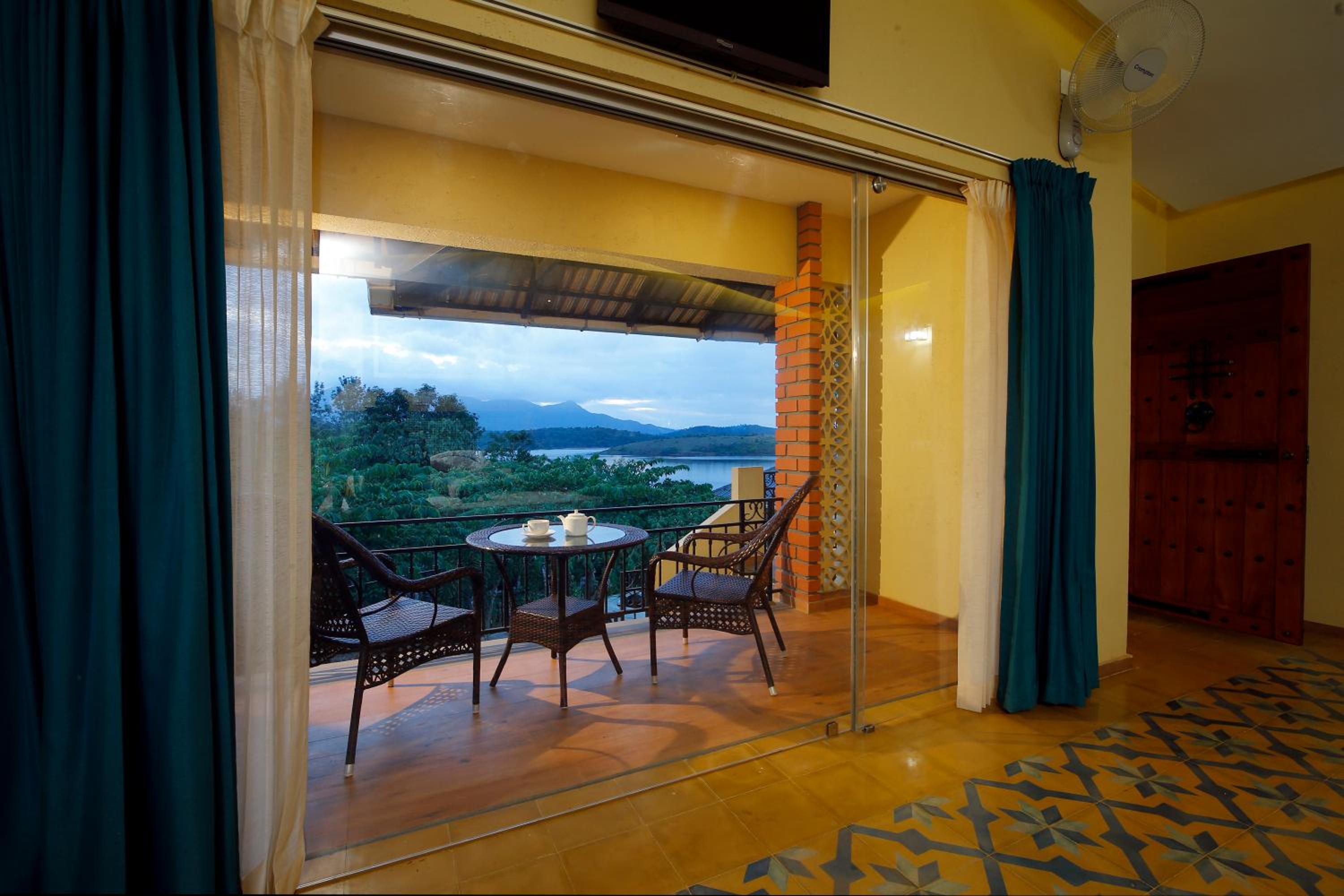 Double Room with Lake View - Photo 2