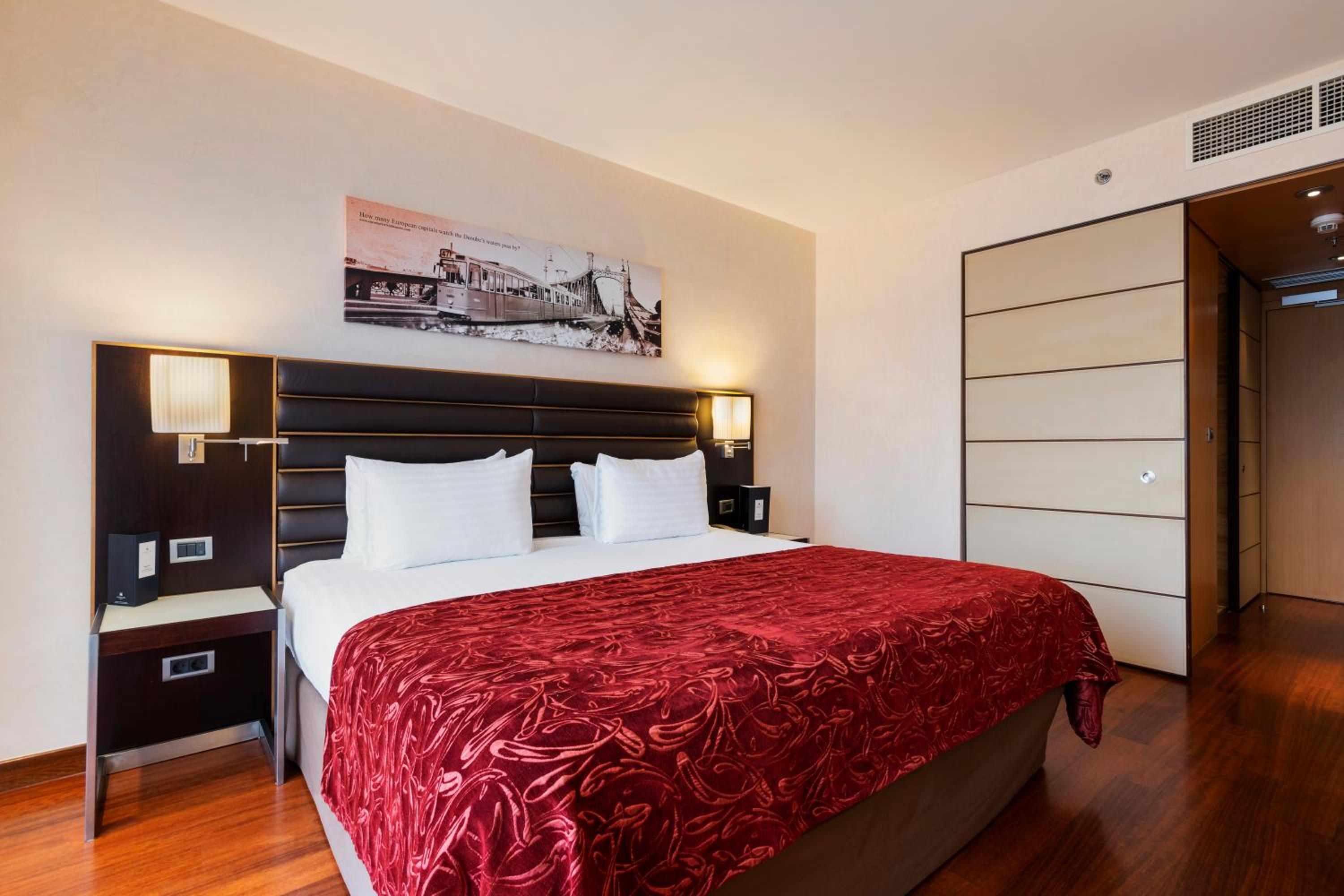 Double or Twin Room - Photo 6