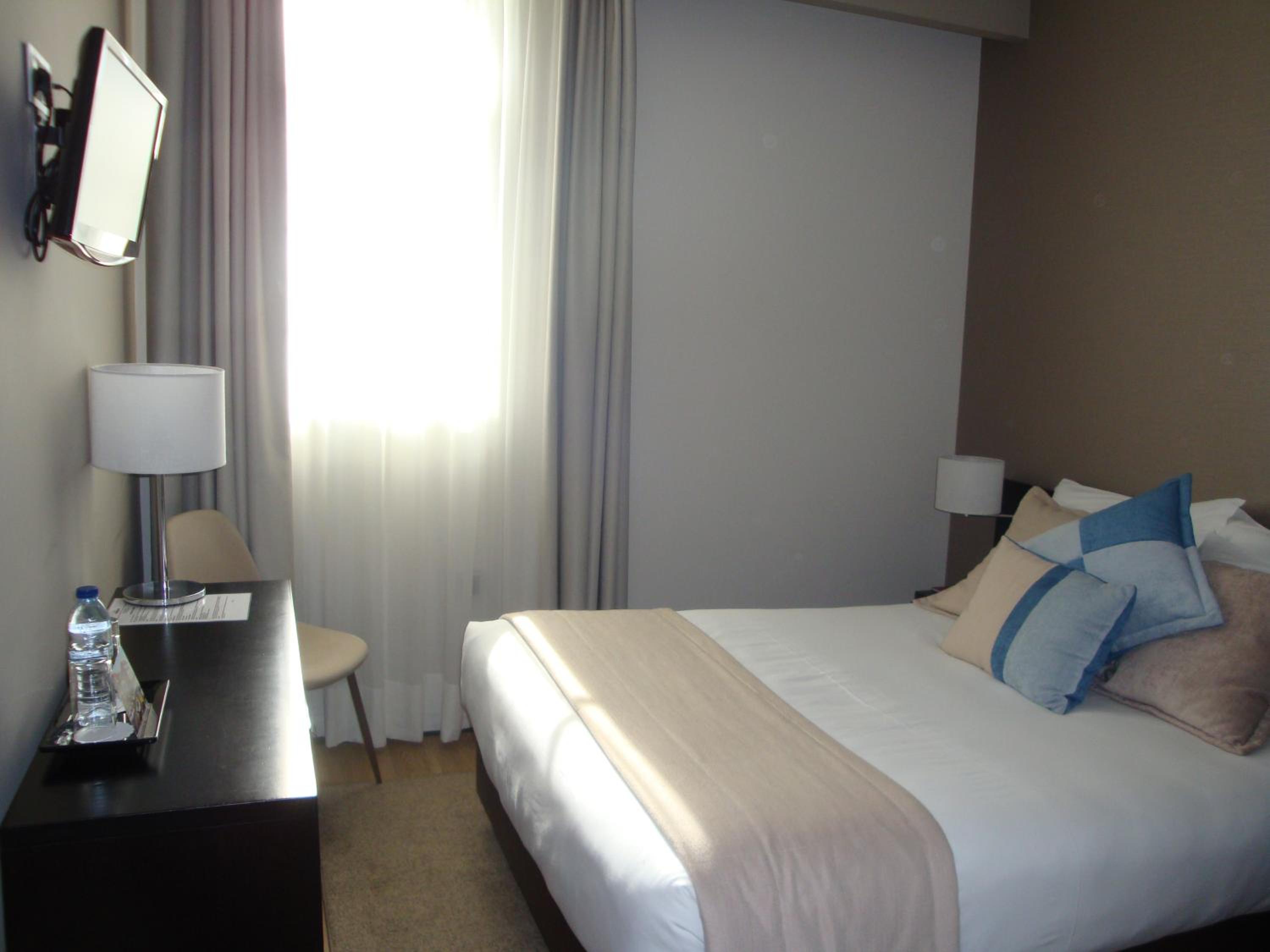 Double Room with City View - Photo 3