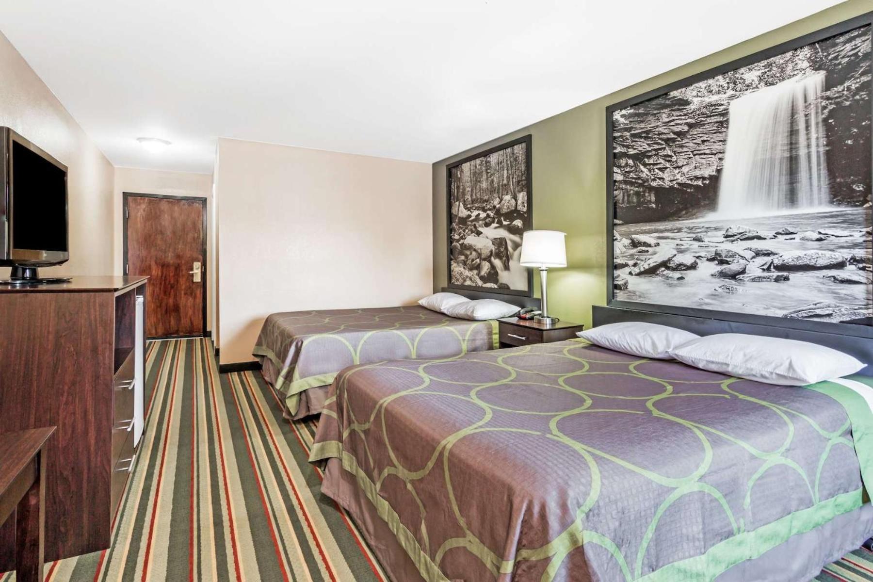 Queen Room with Two Queen Beds - Non-Smoking - Photo 1