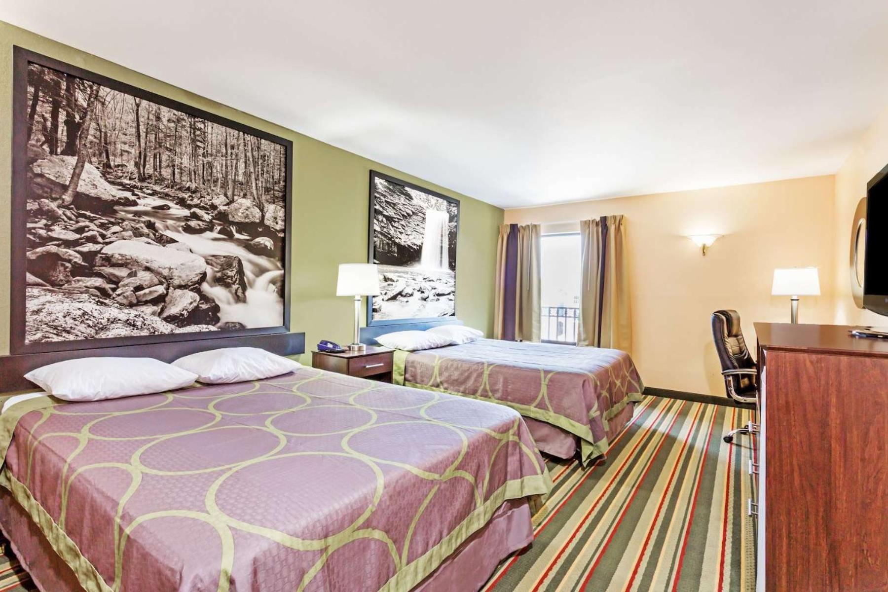 Queen Room with Two Queen Beds - Non-Smoking - Photo 3