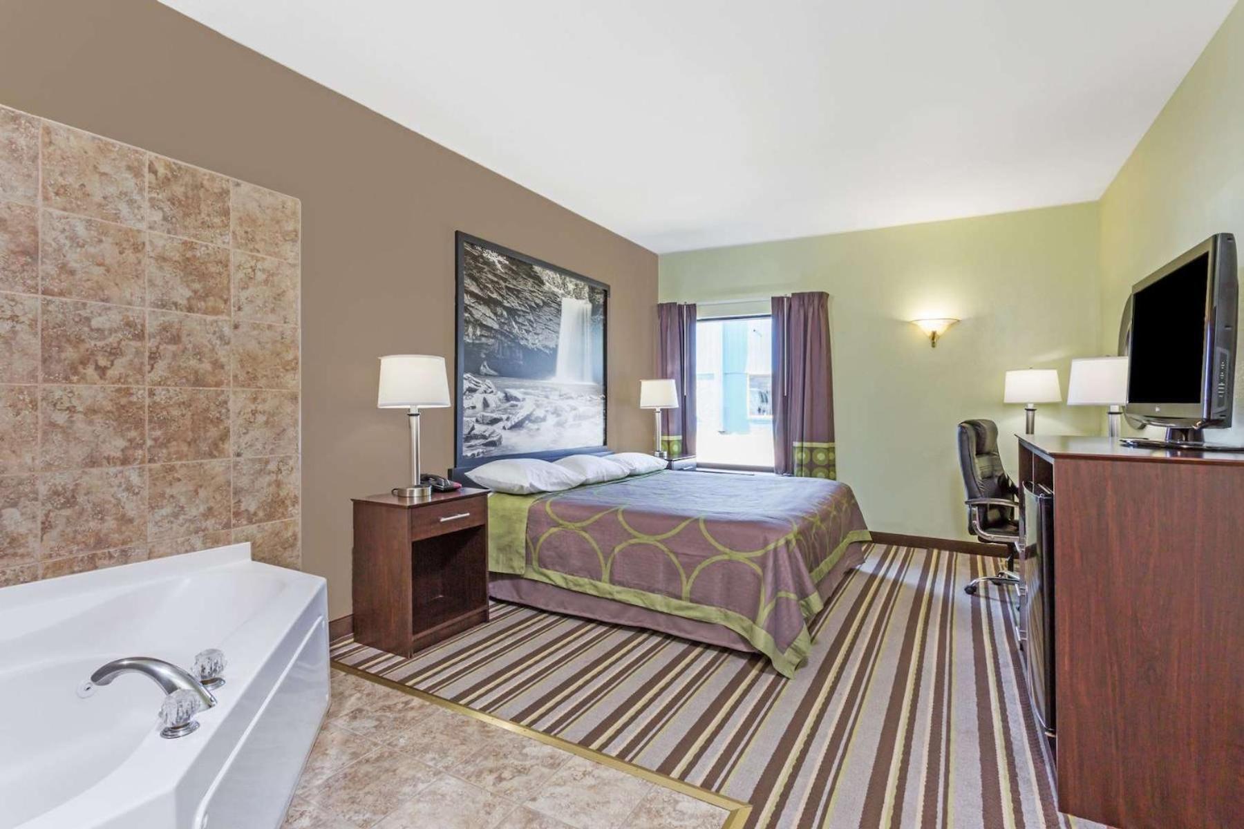 King Suite - Non-Smoking - Photo 2