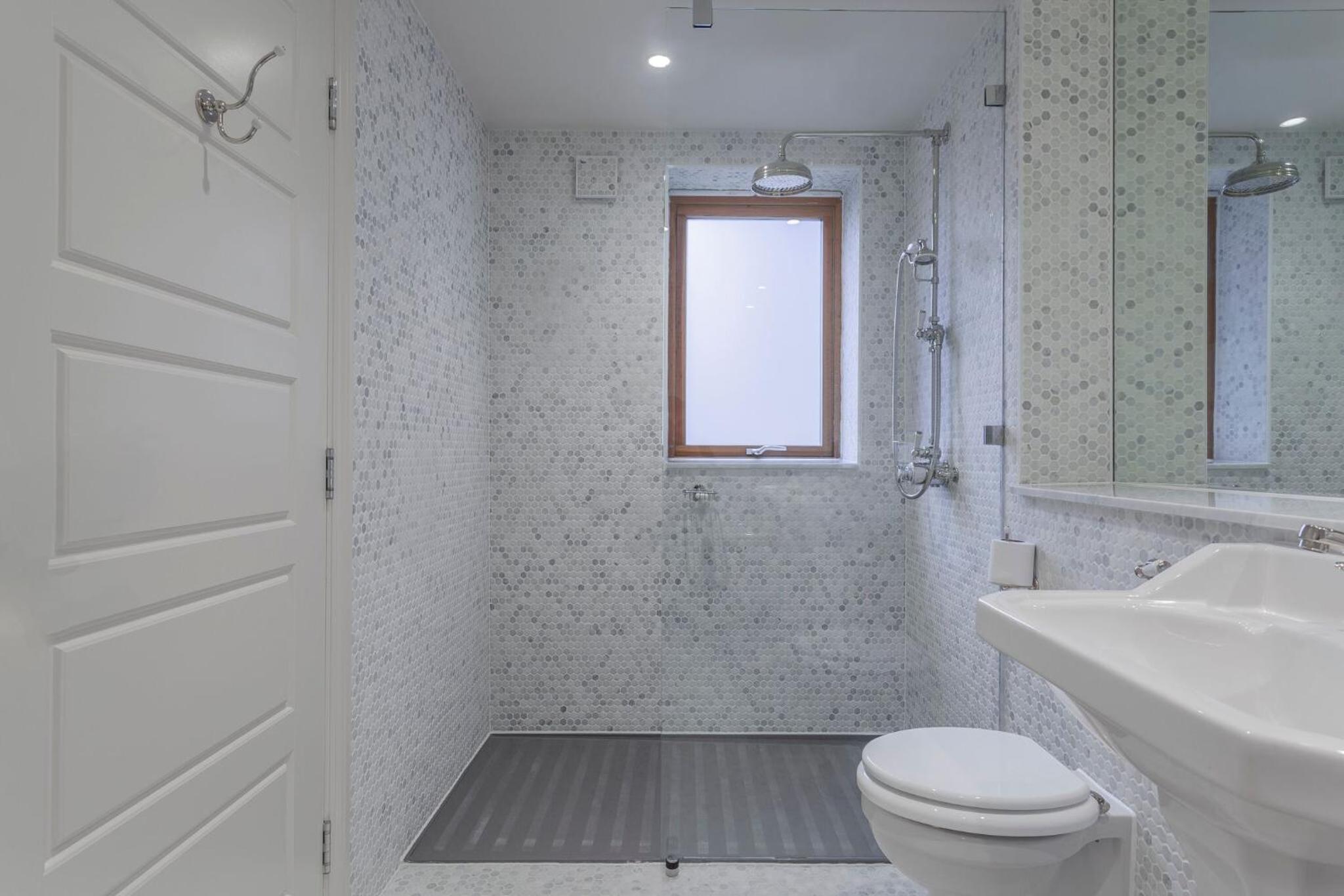 The House Junior Suite - Photo 8