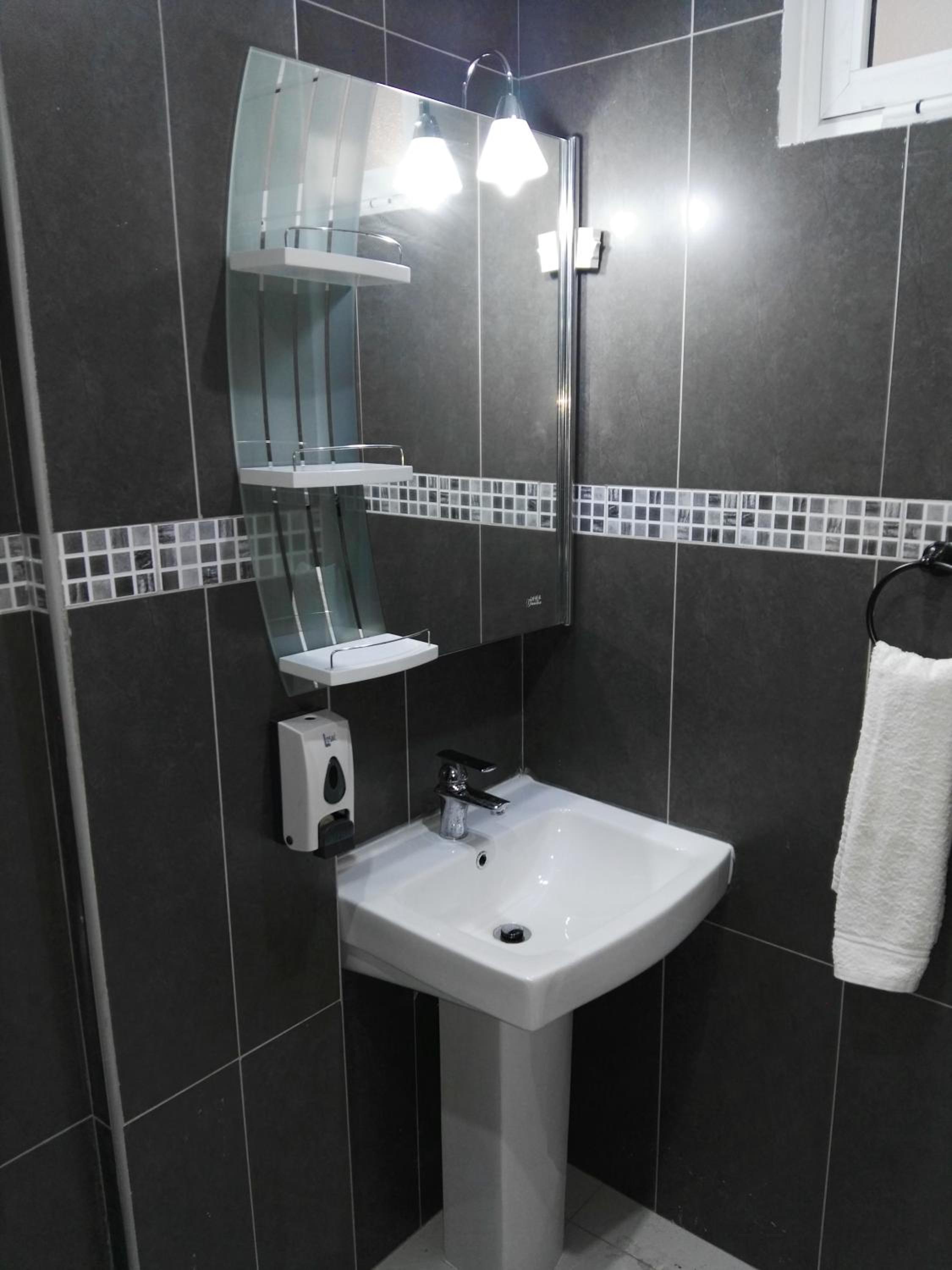 Deluxe Double Room with Shower photo 2