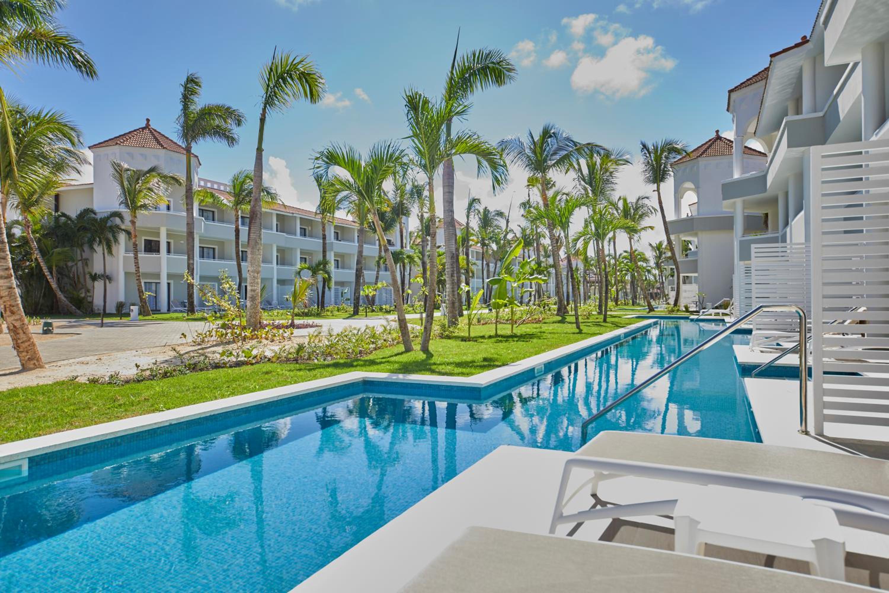 Junior Suite Deluxe Swim Up Corner (1 Adult)