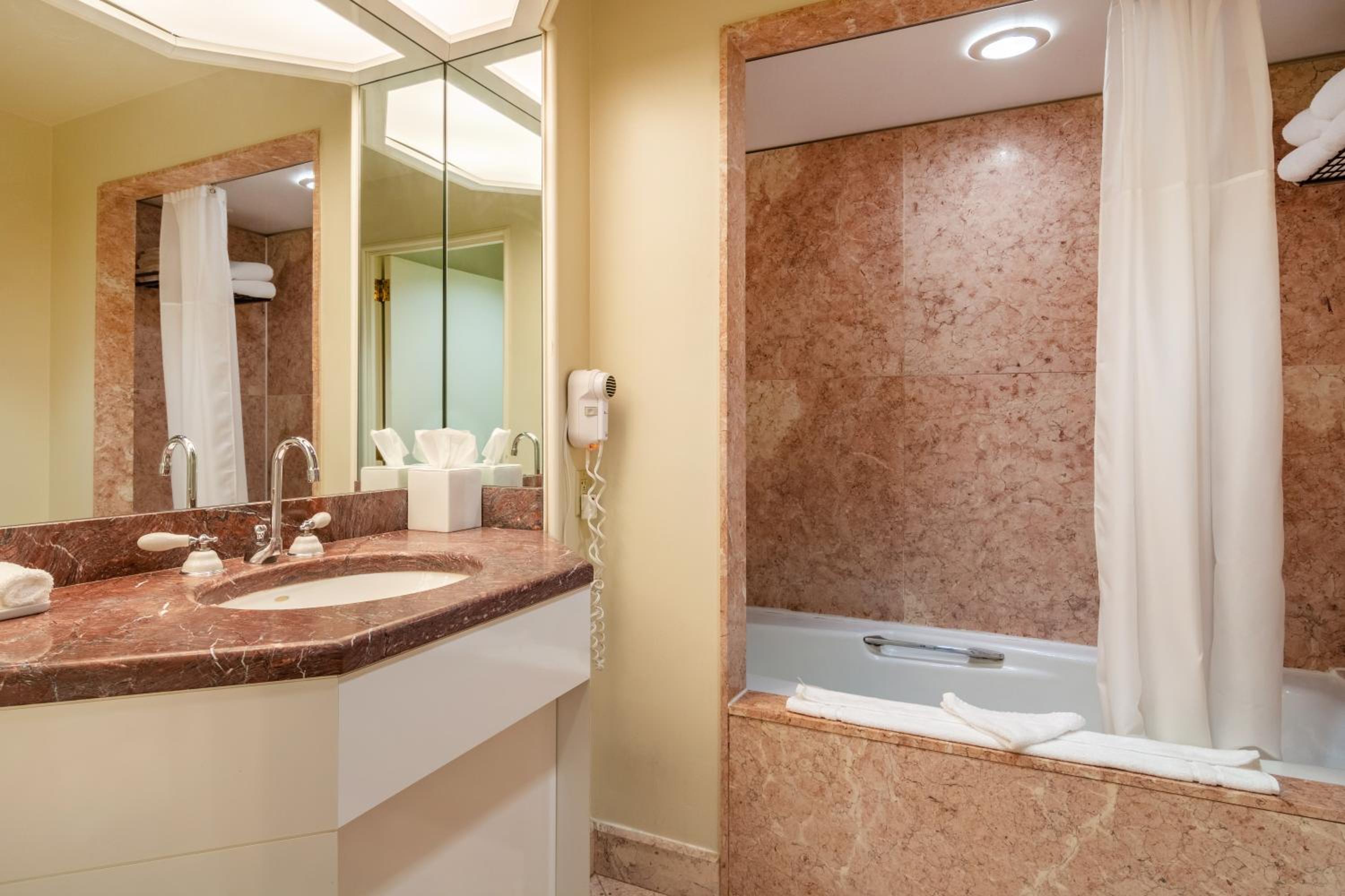 Deluxe King Room - Photo 2