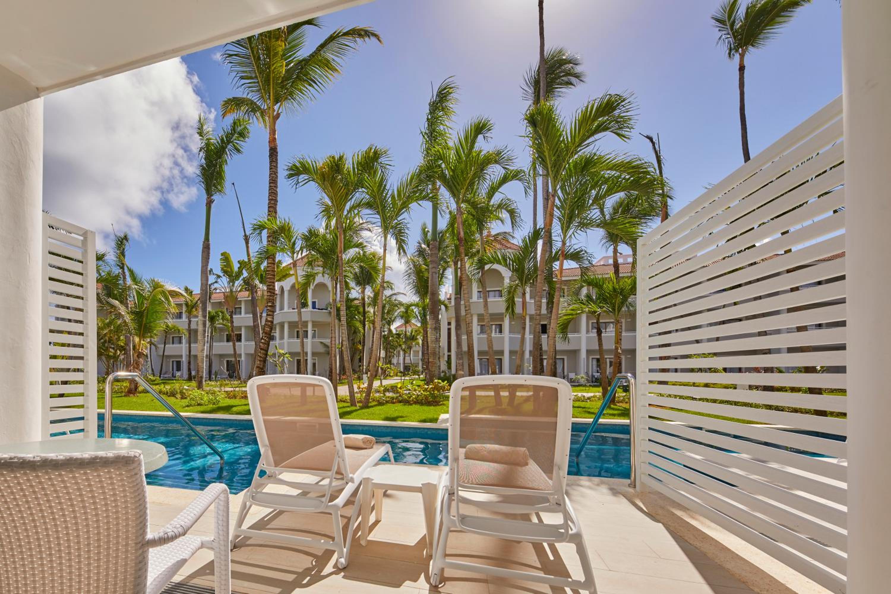 Junior Suite Deluxe Swim Up (1 Adult)