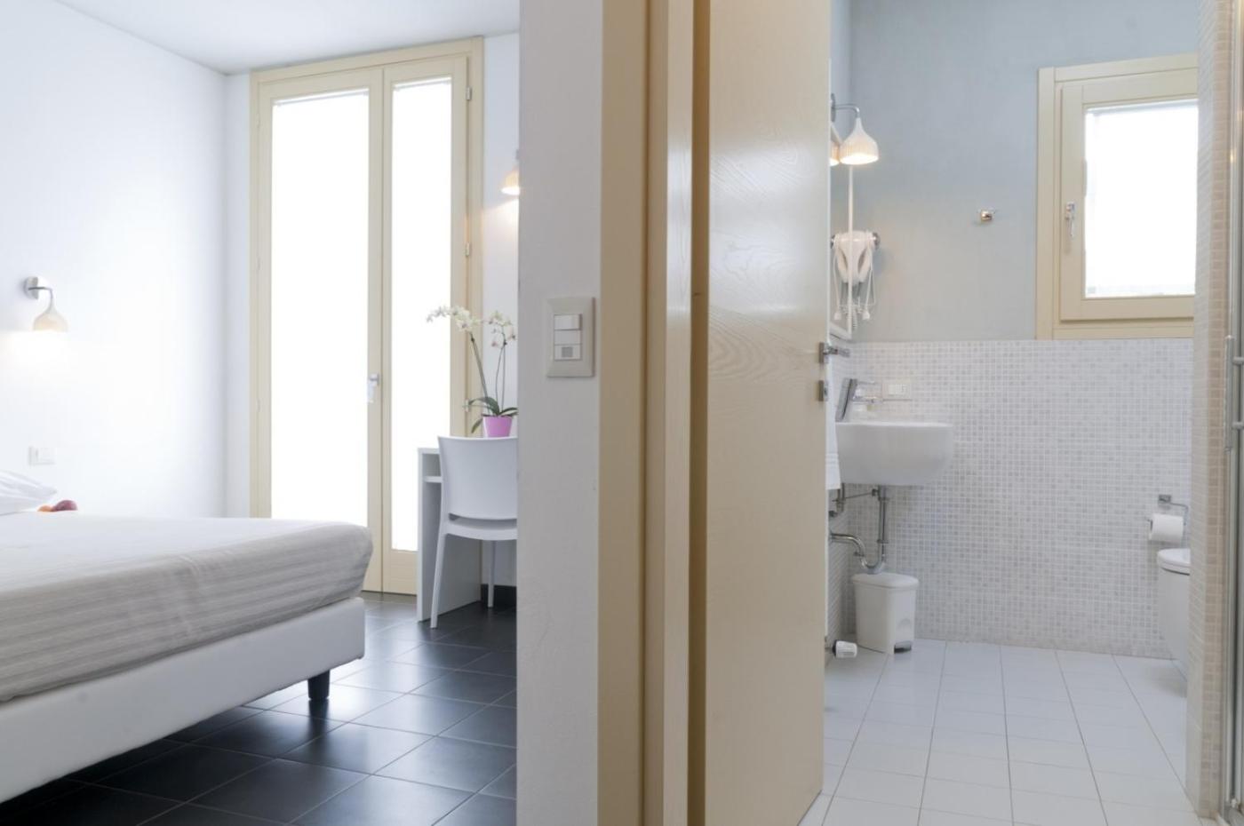 Double Room - Photo 10