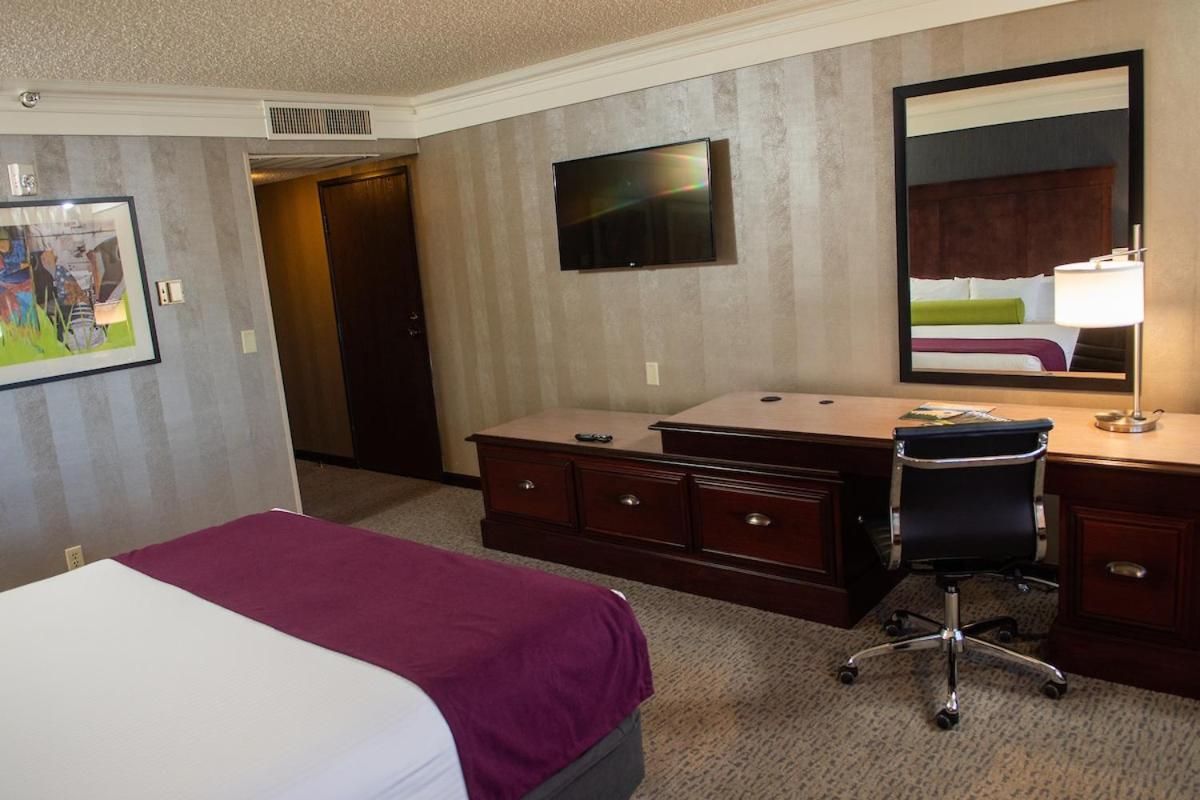 Standard Queen Room with Two Queen Beds - Smoking photo 3