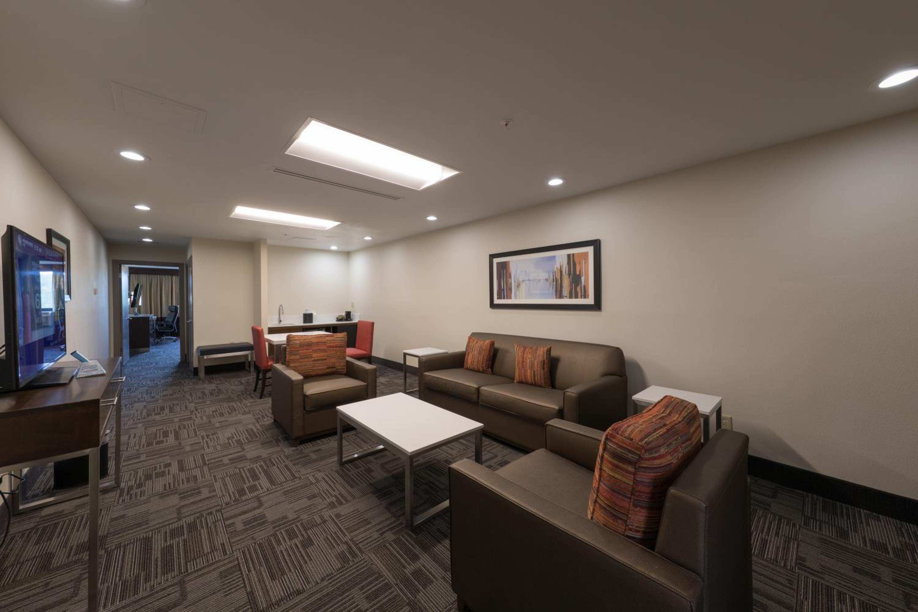 One-Bedroom King Suite with Sofa Bed photo 2