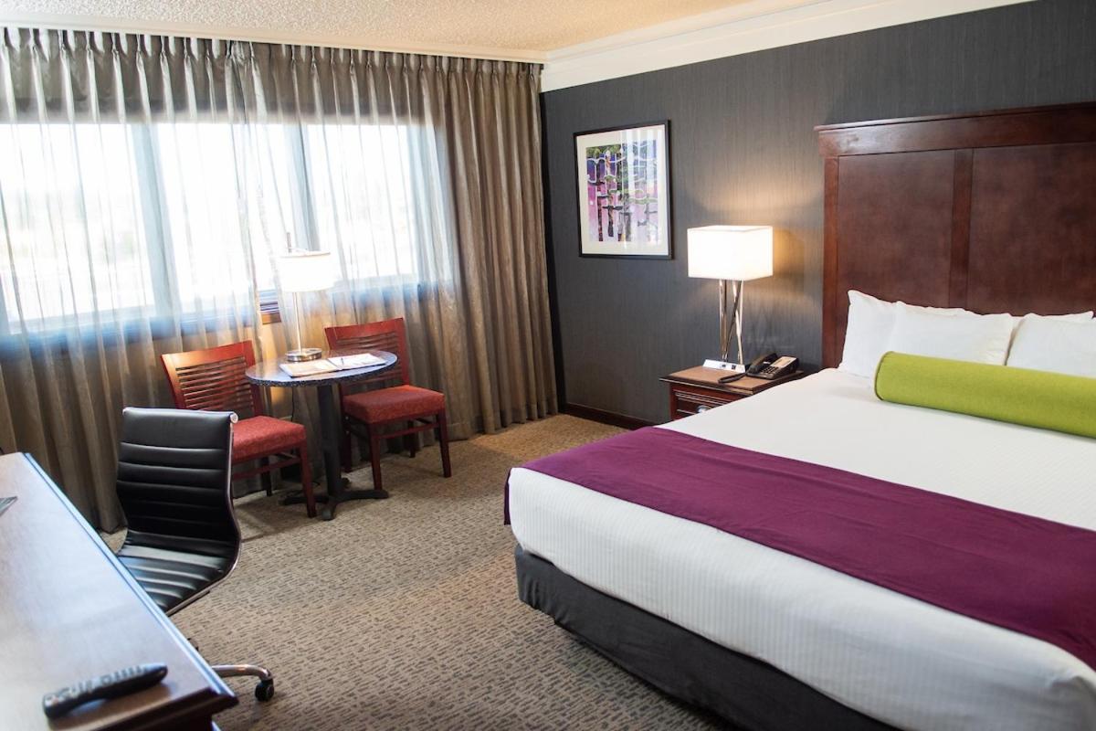 Standard Queen Room with Two Queen Beds - Smoking photo 1