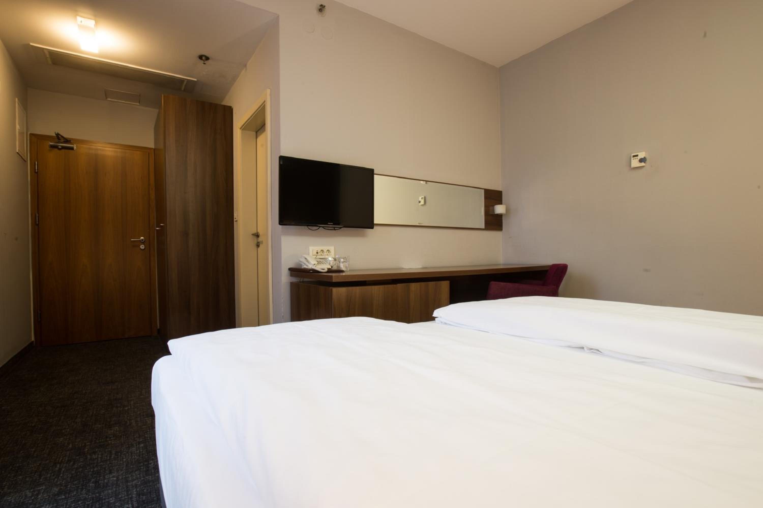Queen Room photo 1