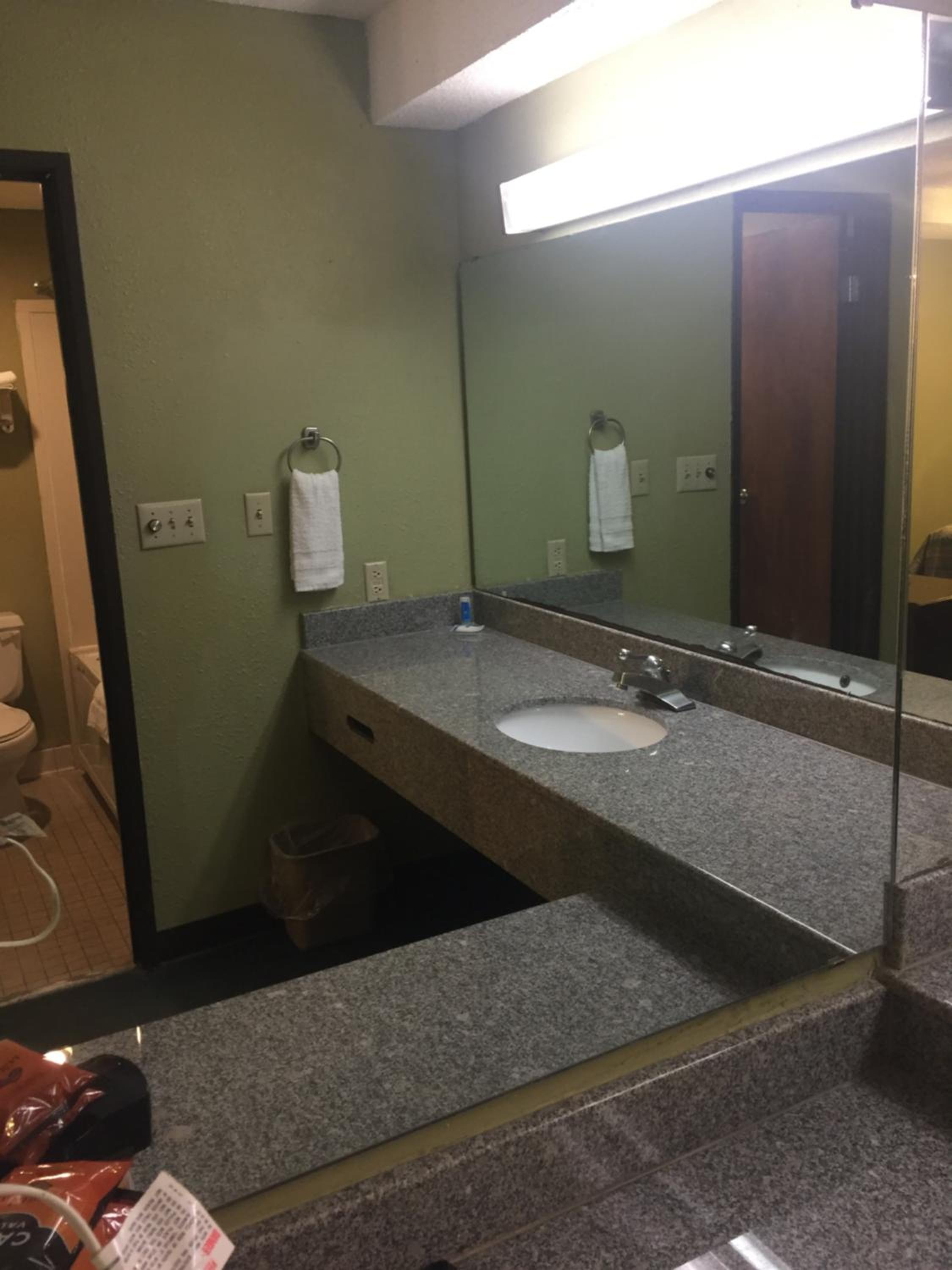 King Suite - Non-Smoking - Photo 2