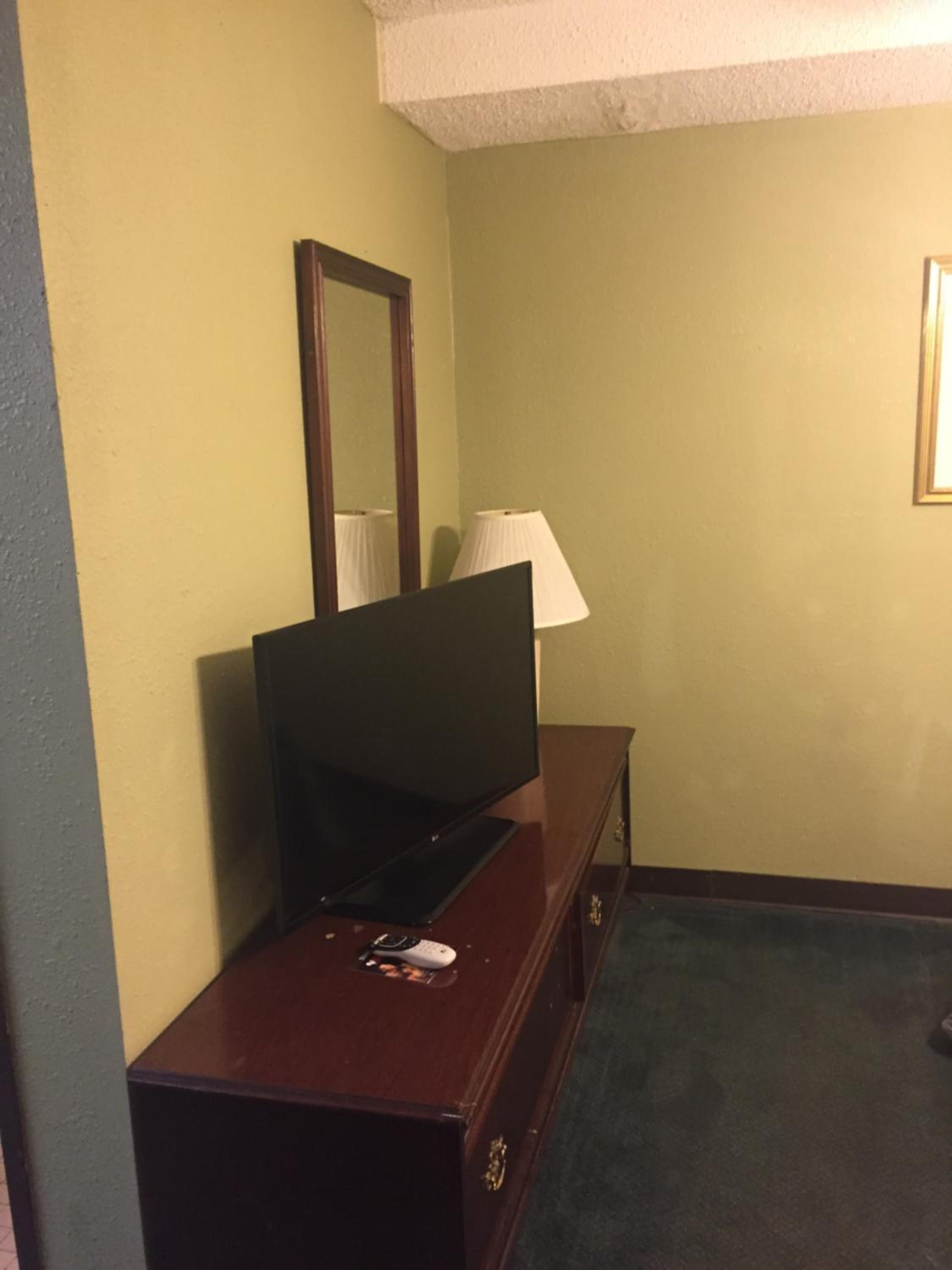 King Suite - Non-Smoking - Photo 6