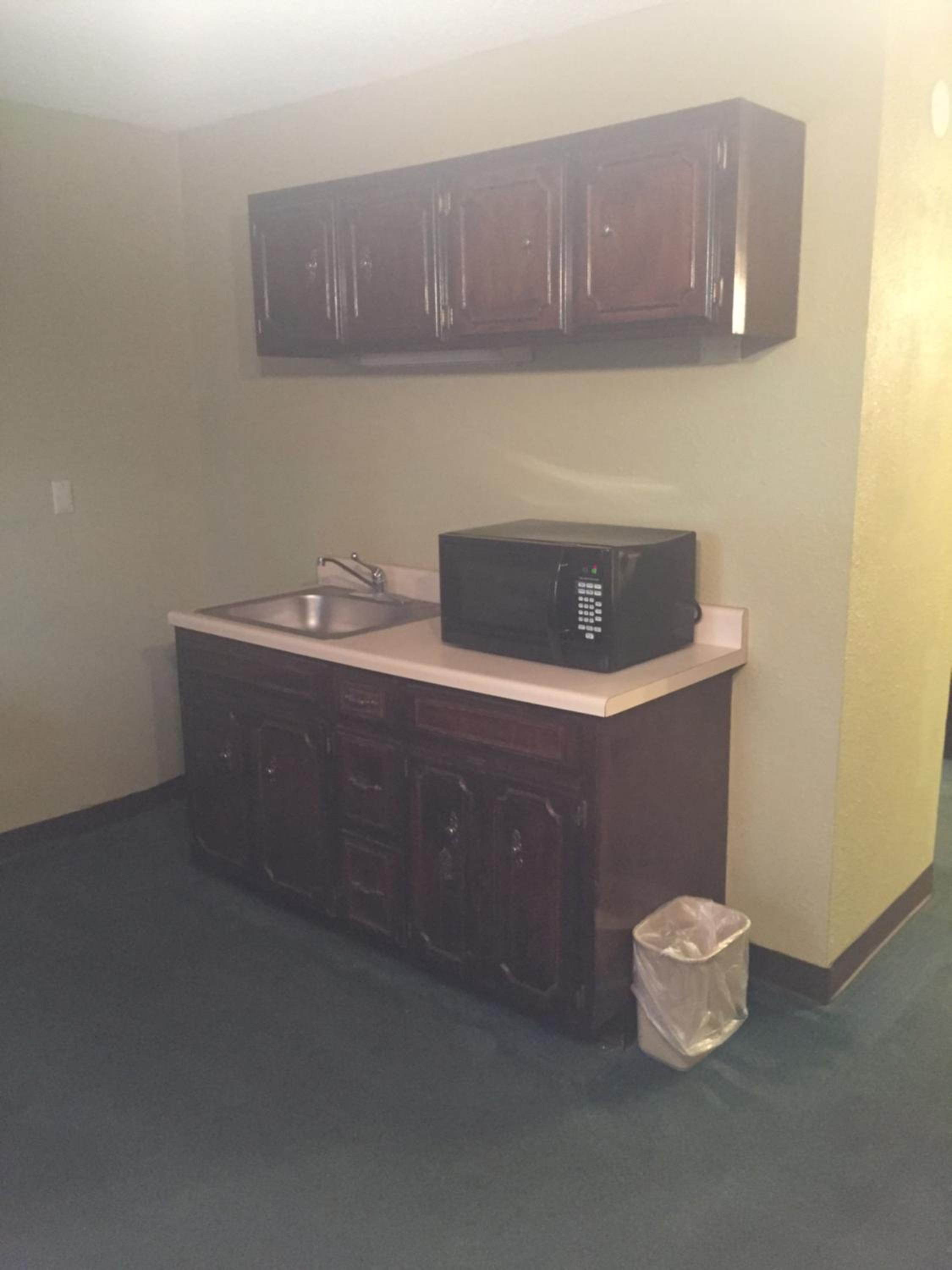 King Suite - Non-Smoking - Photo 3