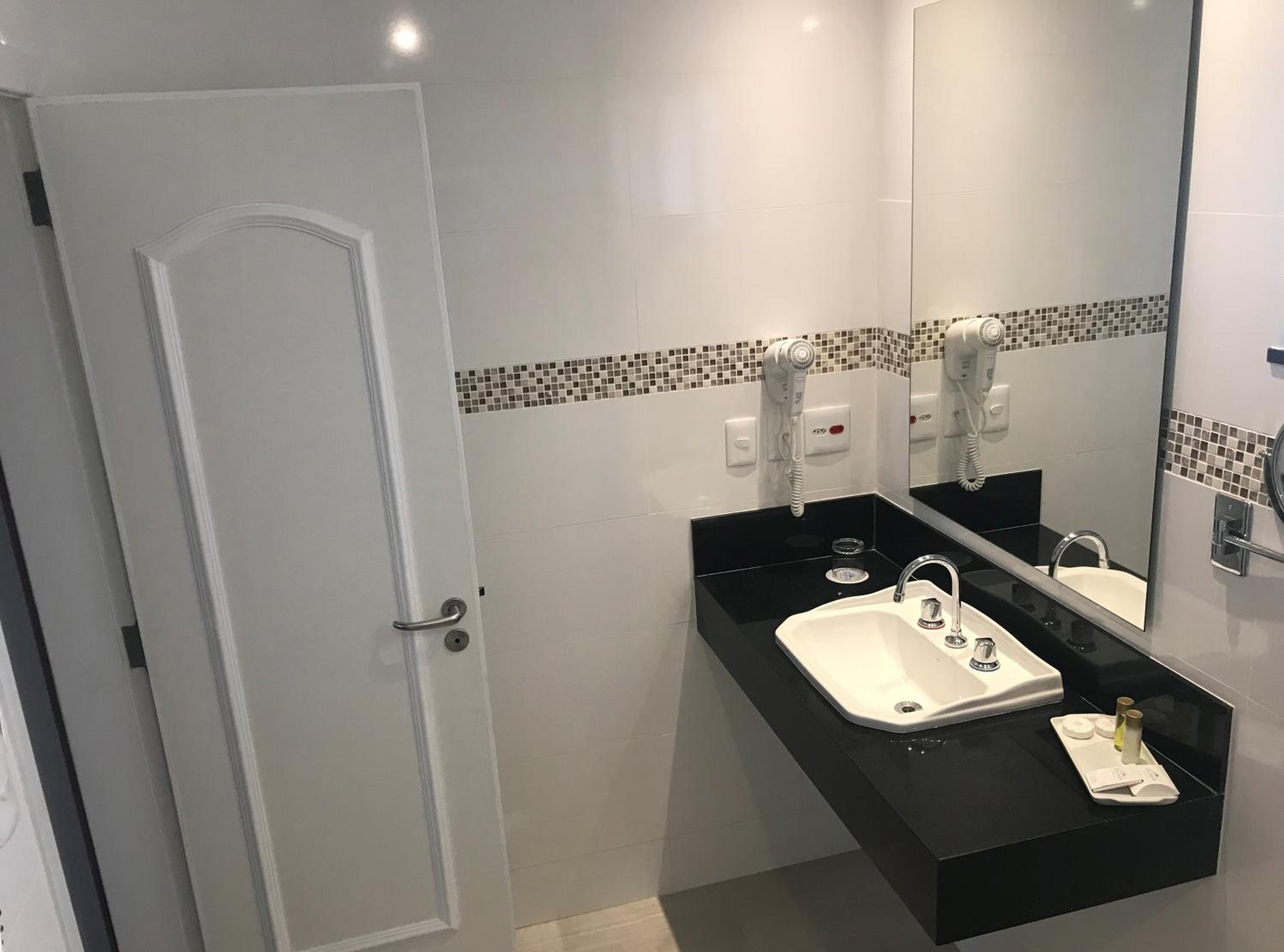 Standard Double or Twin Room thumbnail 6