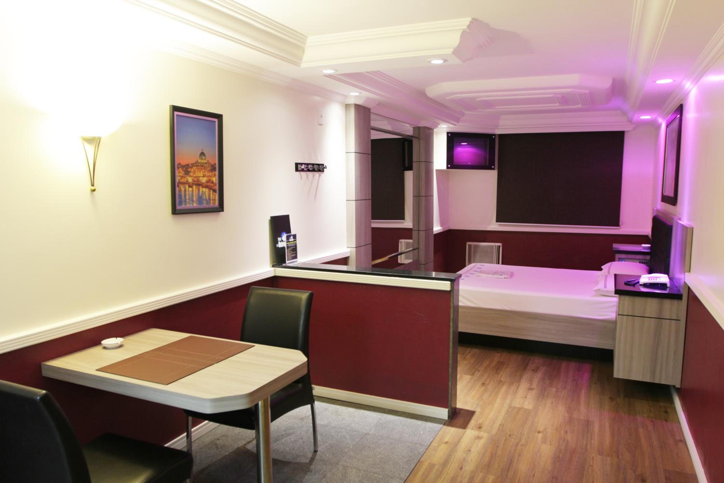 One-Bedroom Suite - Photo 2
