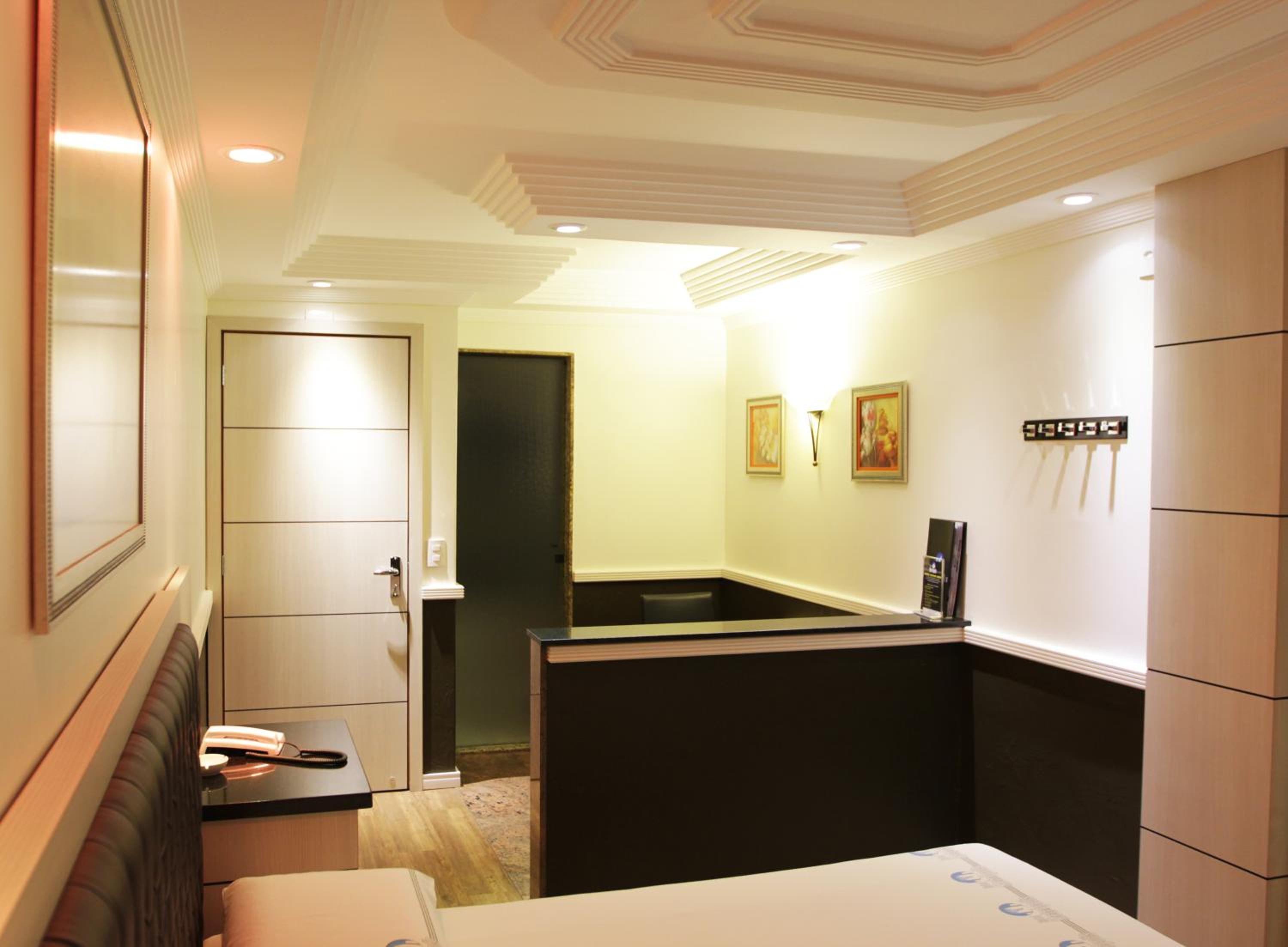 Suite with Hot Tub - Photo 2