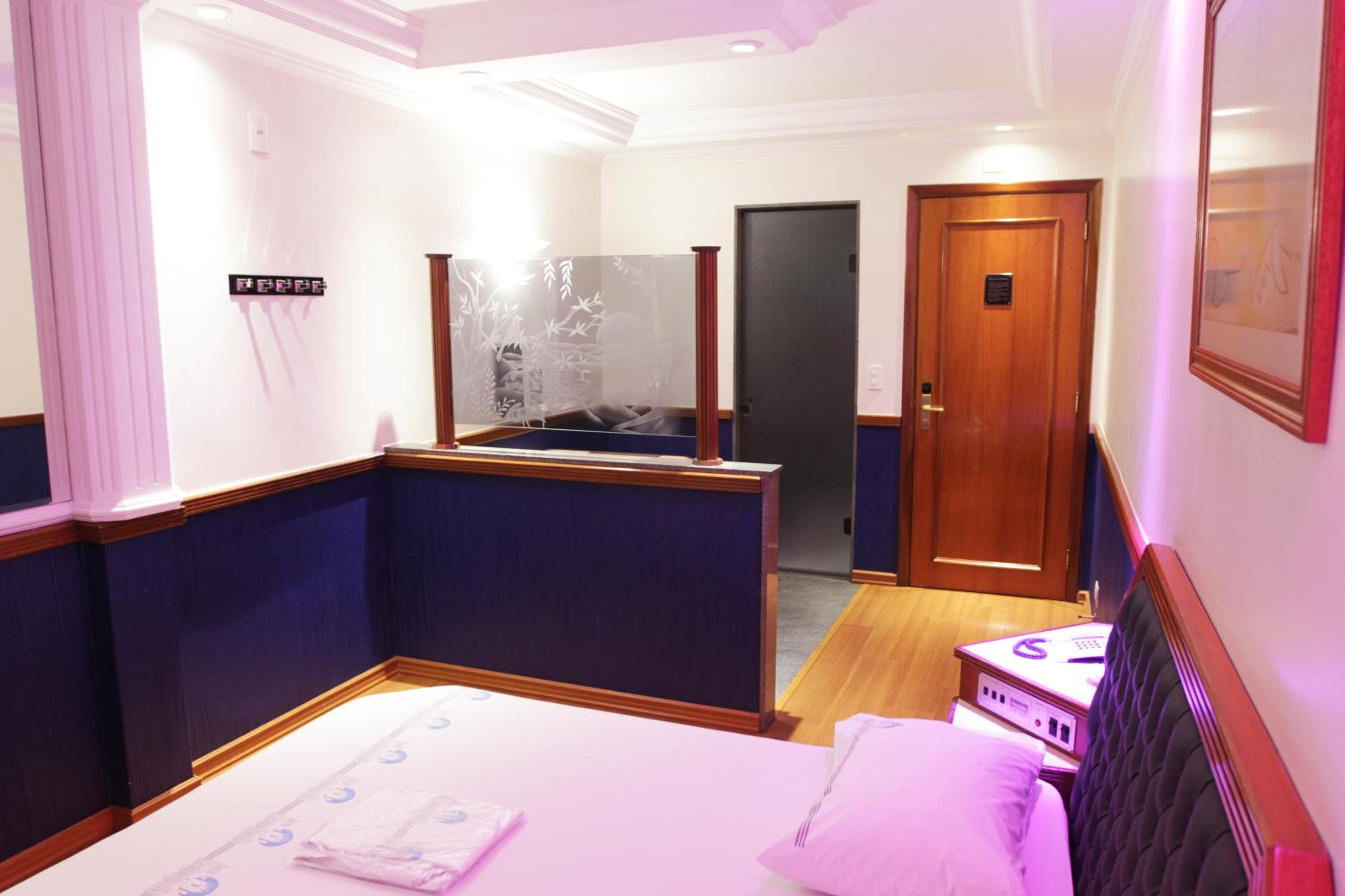 Suite with Hot Tub - Photo 1