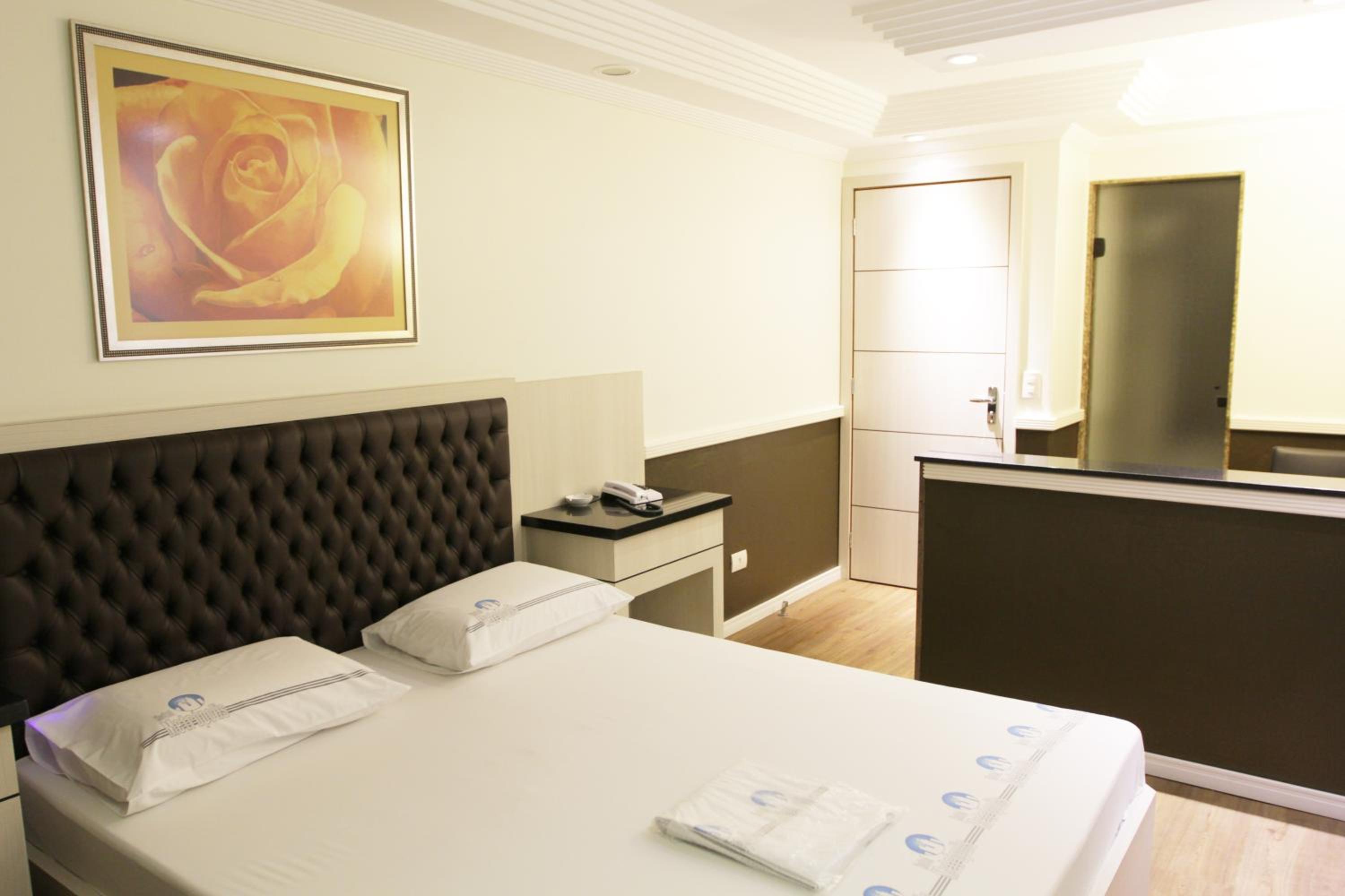 Suite with Hot Tub - Photo 3