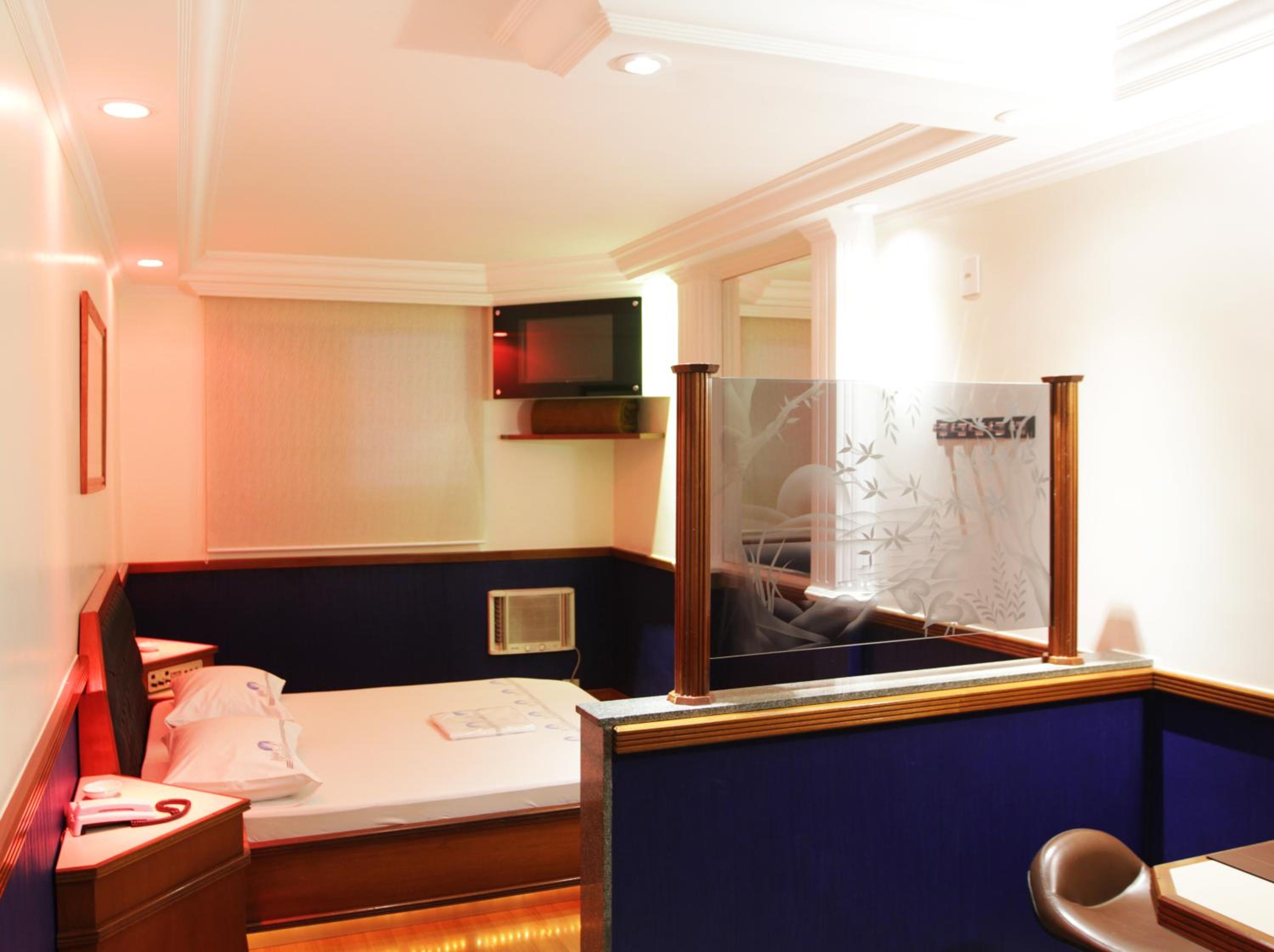 One-Bedroom Suite - Photo 5