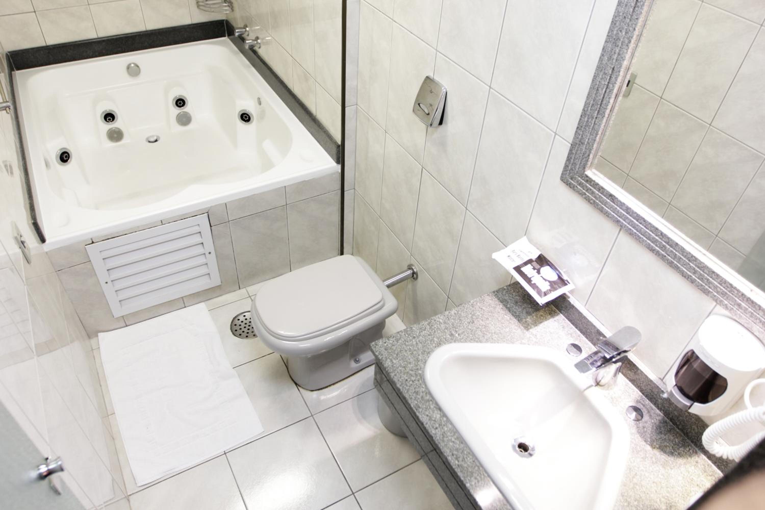 Suite with Hot Tub - Photo 4