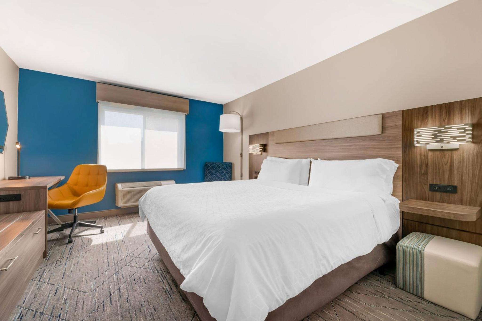 Deluxe King Room with Hearing Accessible Trans Shower - Non-Smoking