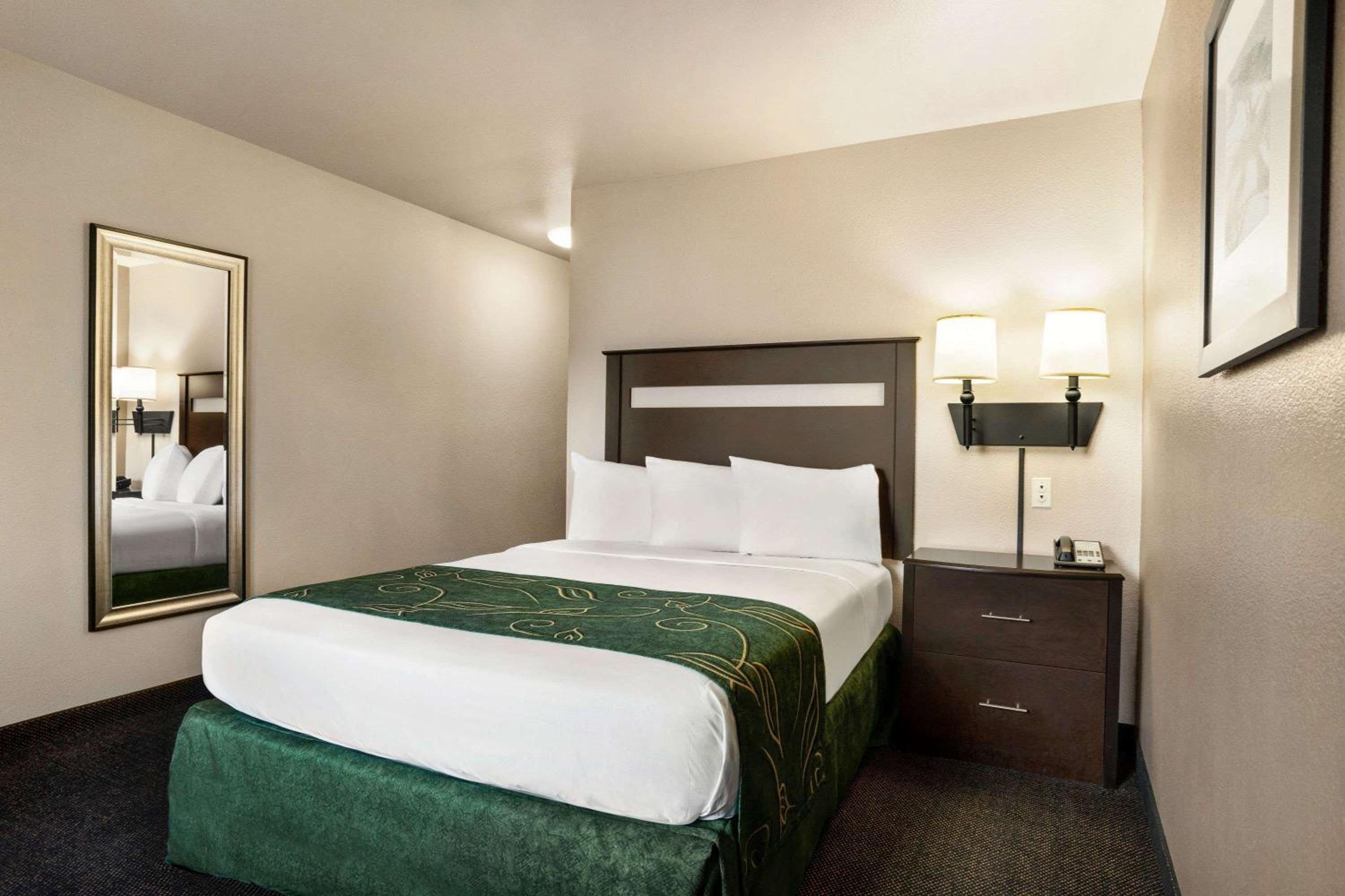 Deluxe Queen Room - Mobility Access/Non-Smoking