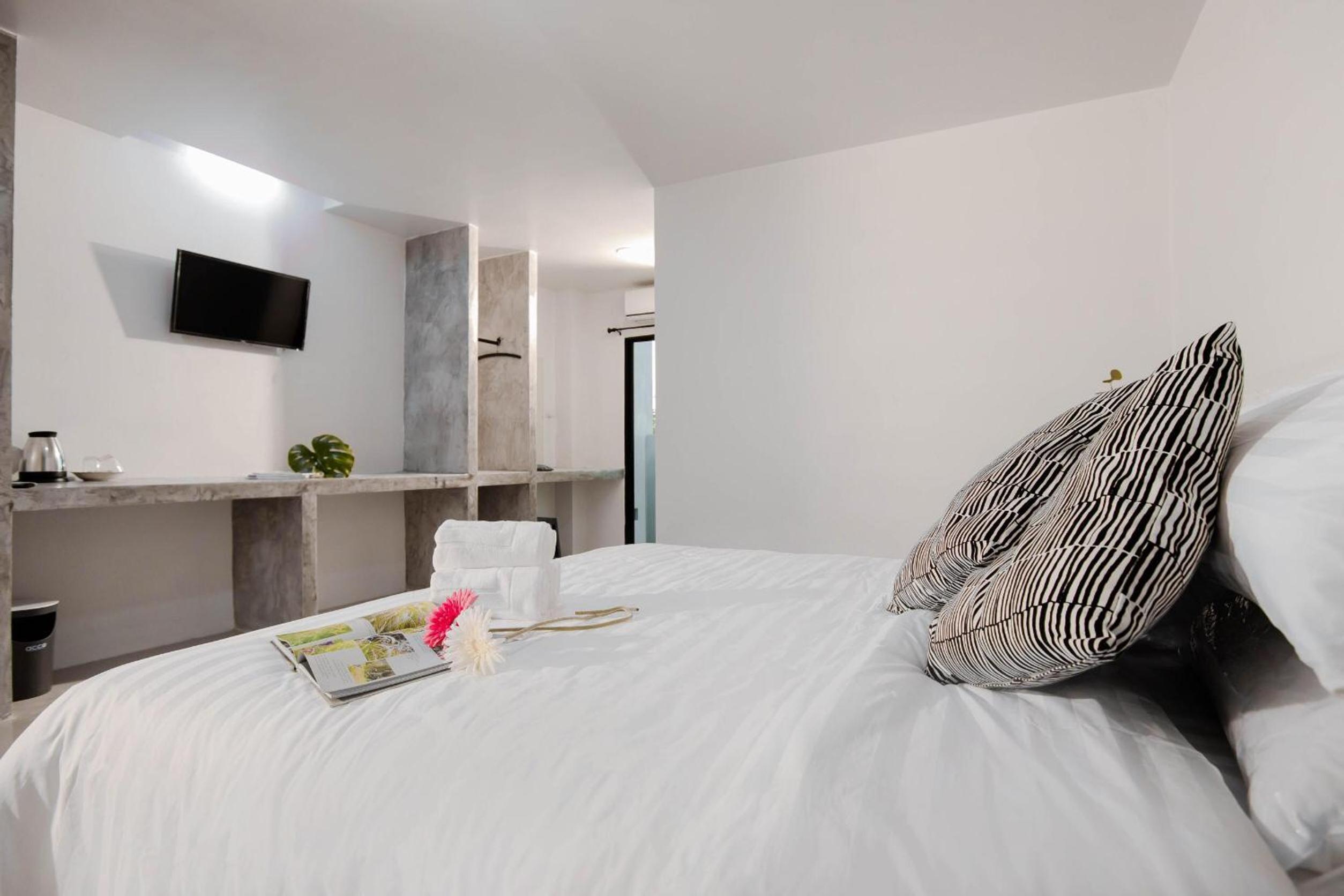 Double Room with Balcony - Photo 10
