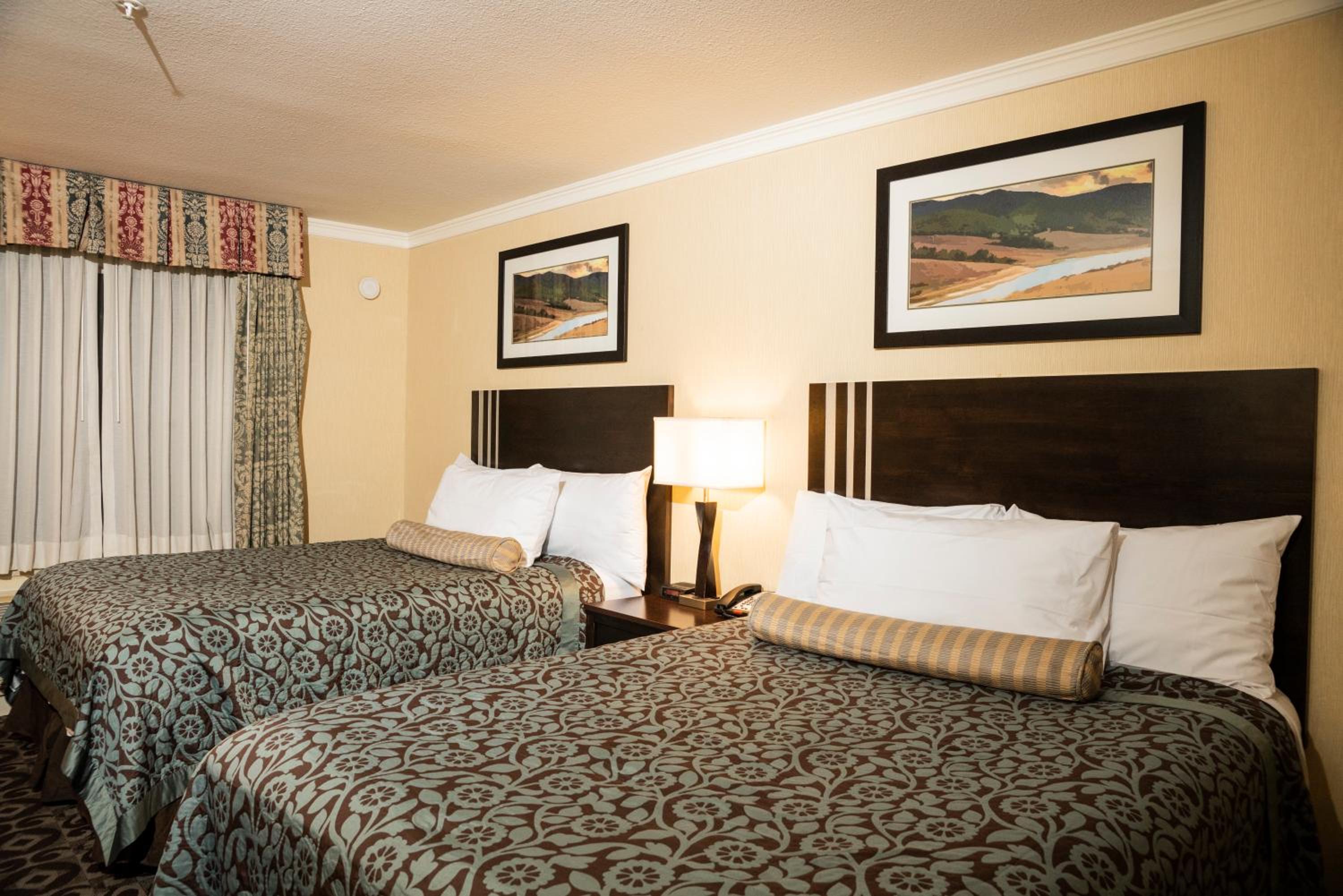 Queen Room with Two Queen Beds - Non-Smoking - Photo 3