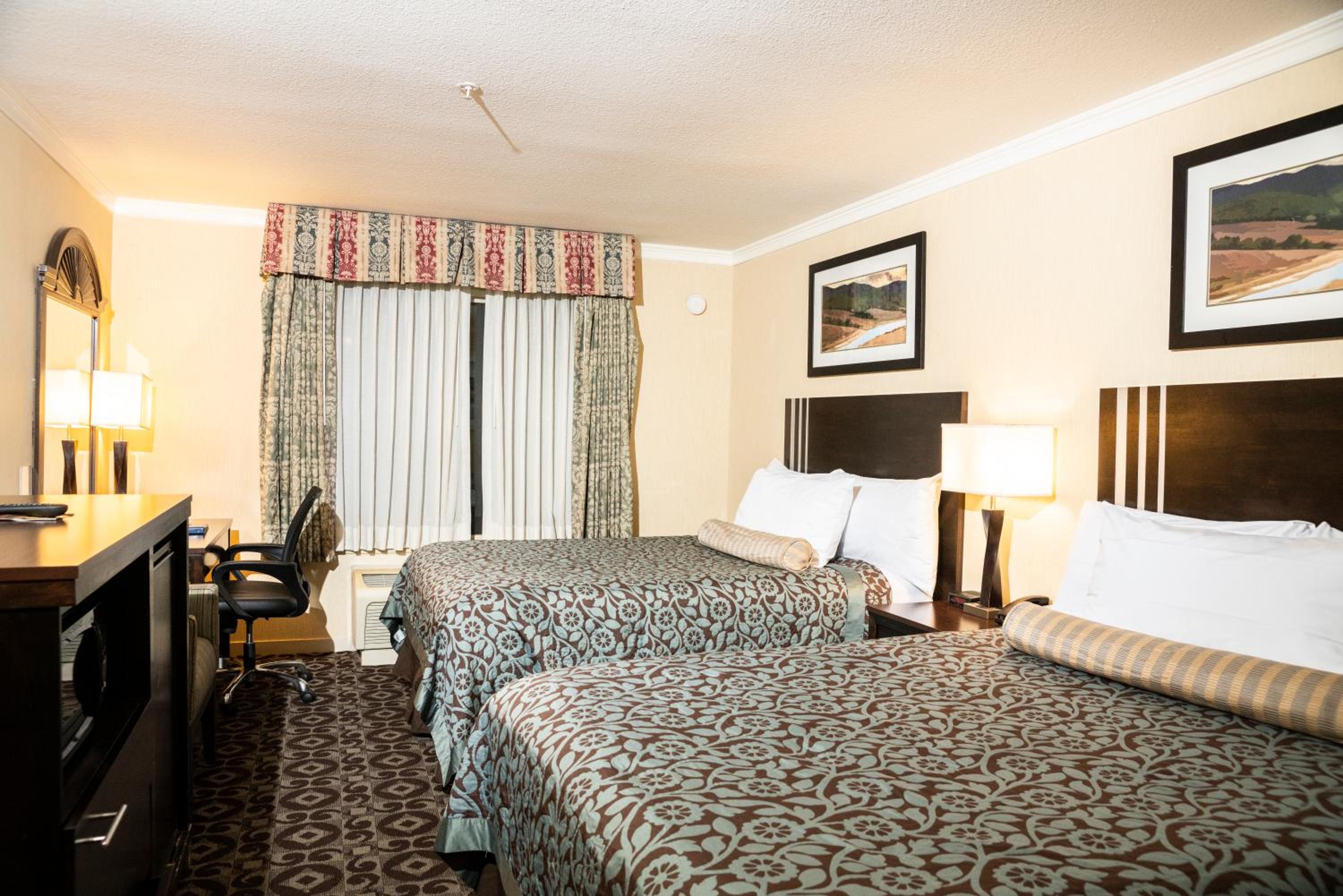 Queen Room with Two Queen Beds - Non-Smoking - Photo 4
