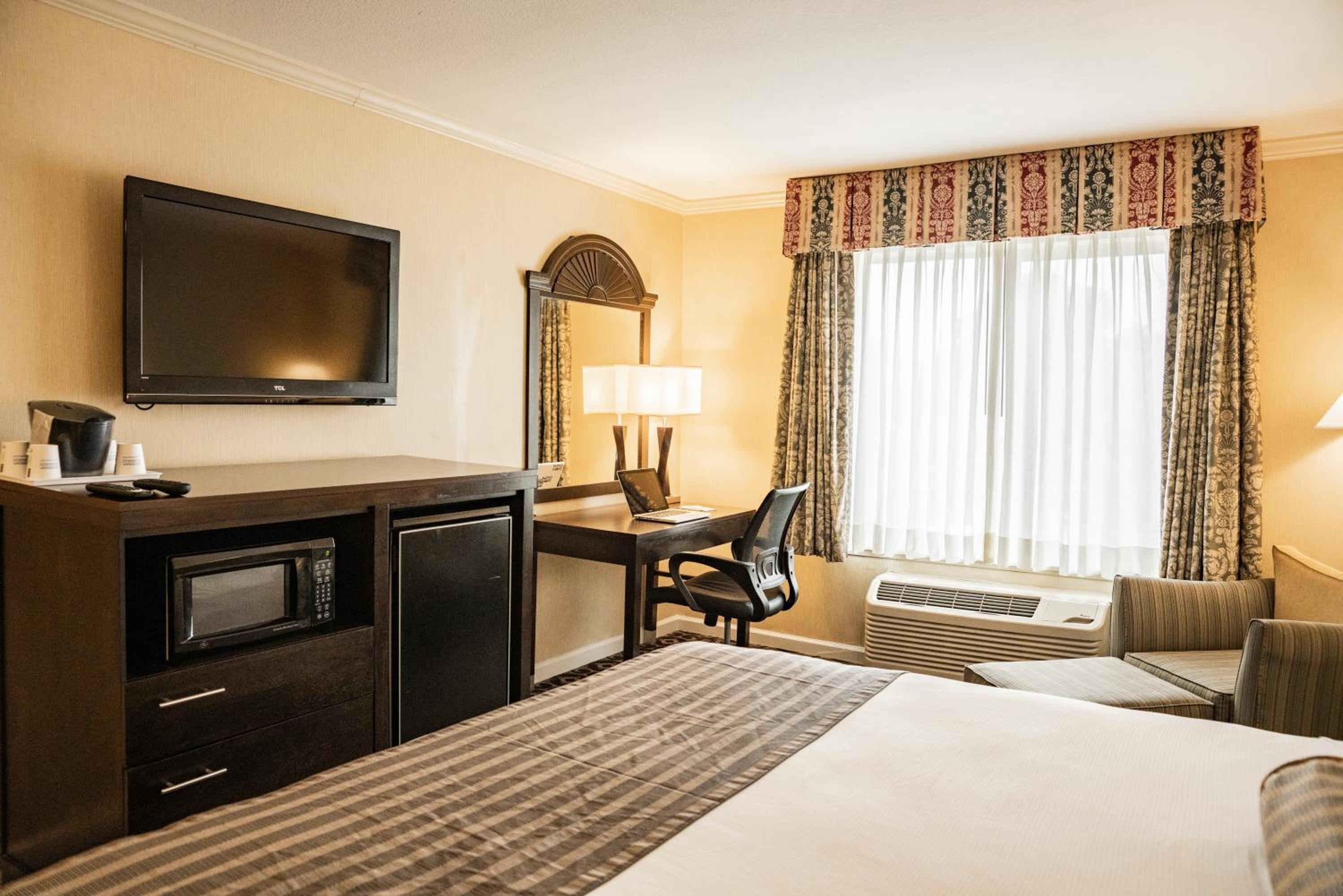 Queen Room with Bath Tub - Mobility Accessible/Non-Smoking - Photo 1