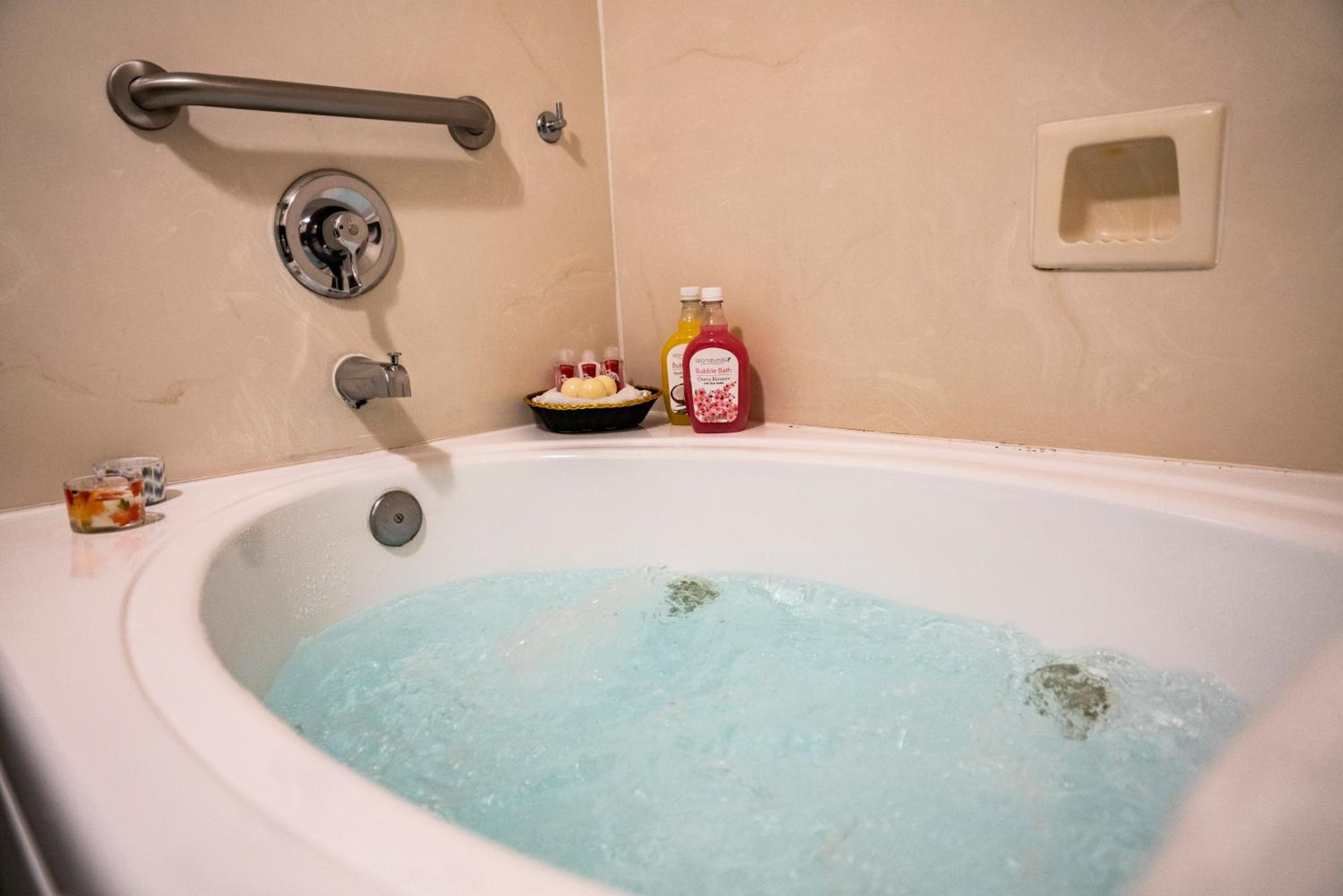 Deluxe King Room with Spa Bath - Non-Smoking - Photo 2