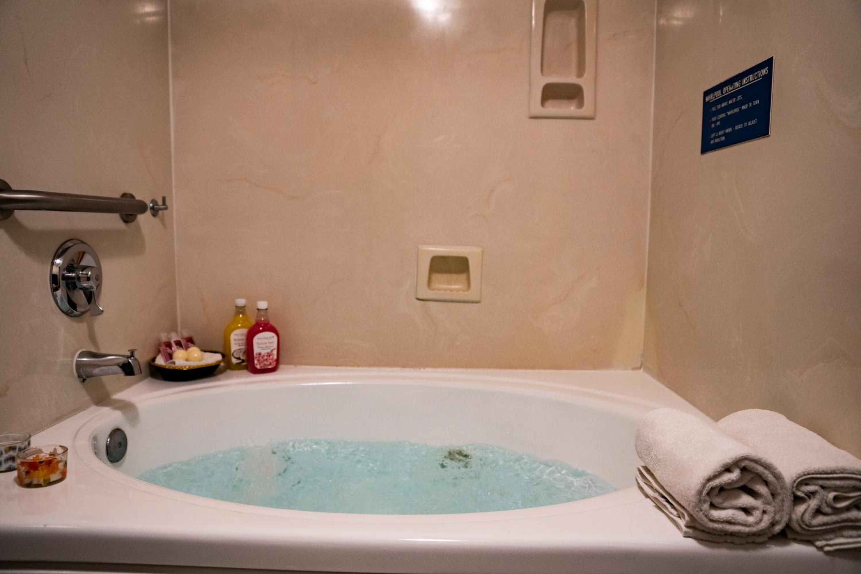 Deluxe King Room with Spa Bath - Non-Smoking - Photo 5