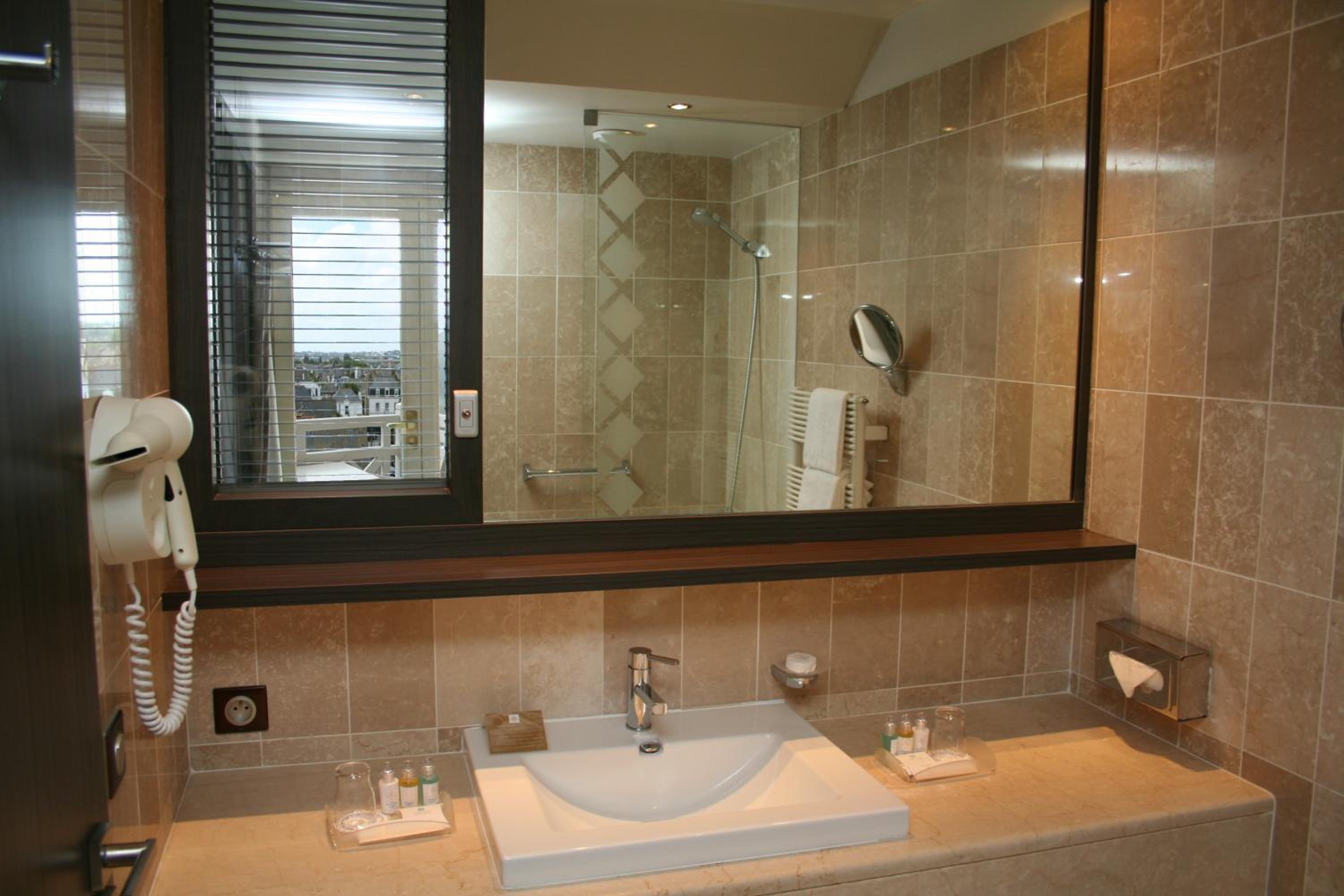 Emeraude Double Room with City View   - Photo 2