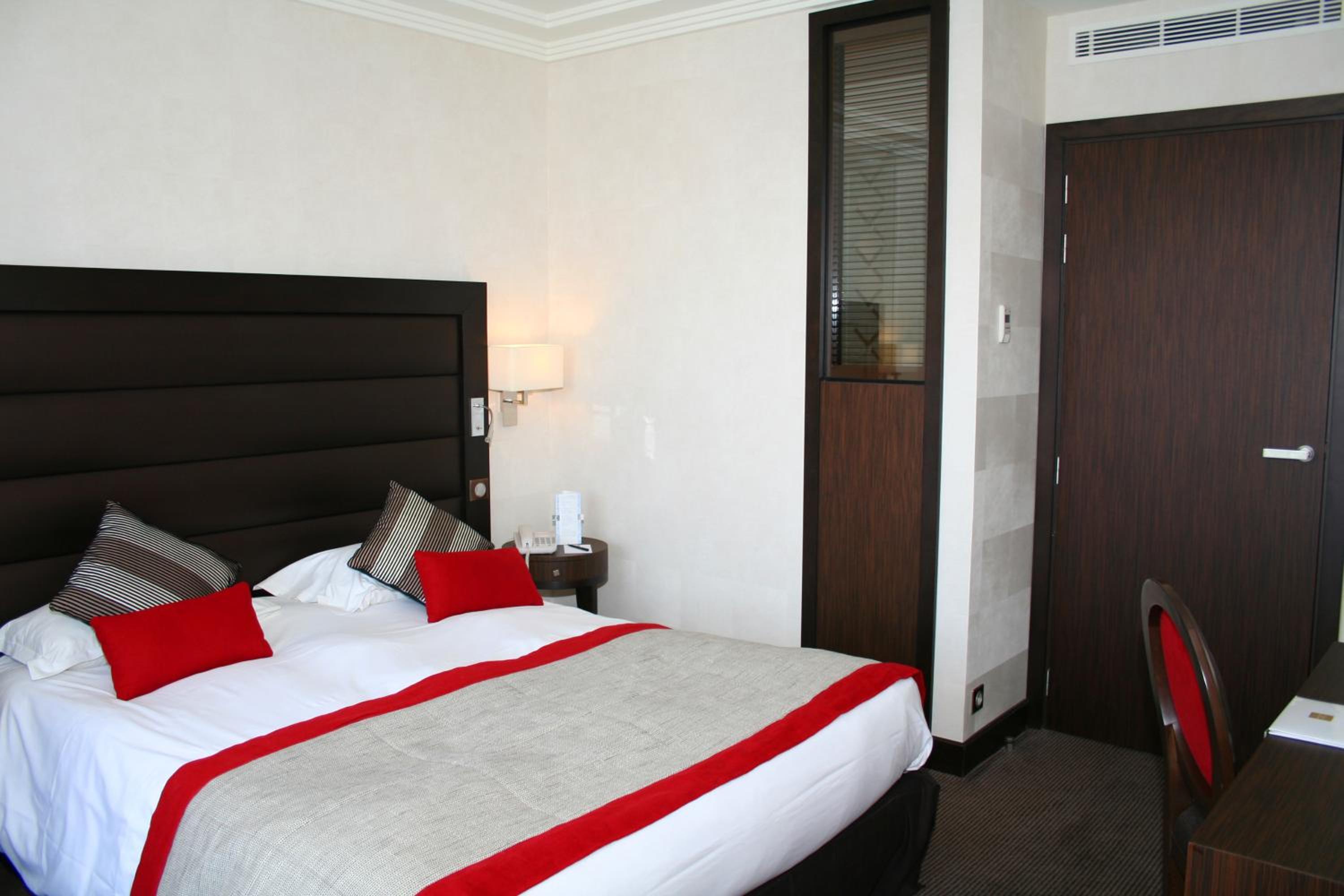 Emeraude Double Room with City View   - Photo 5