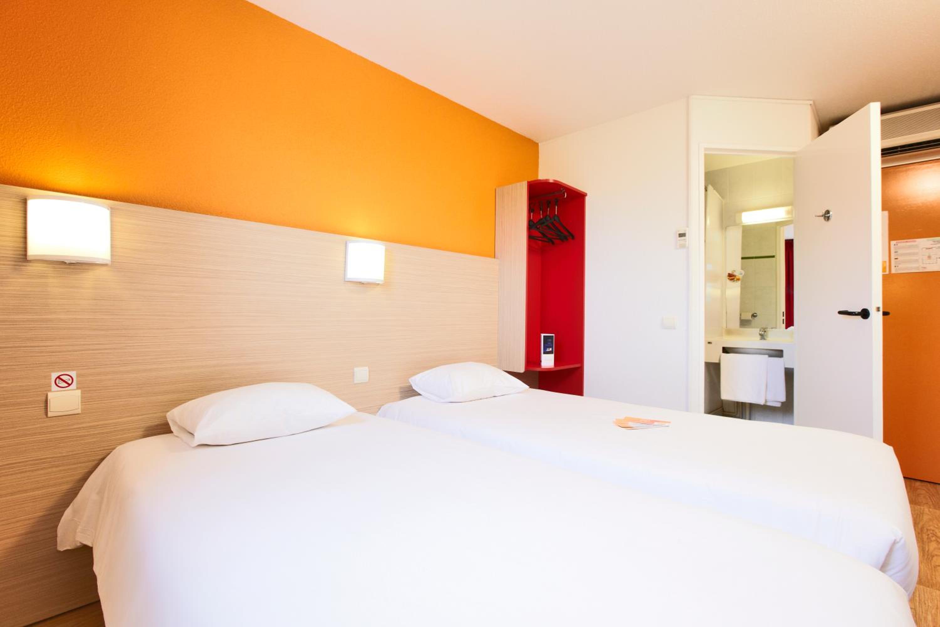 Twin Room - Photo 2