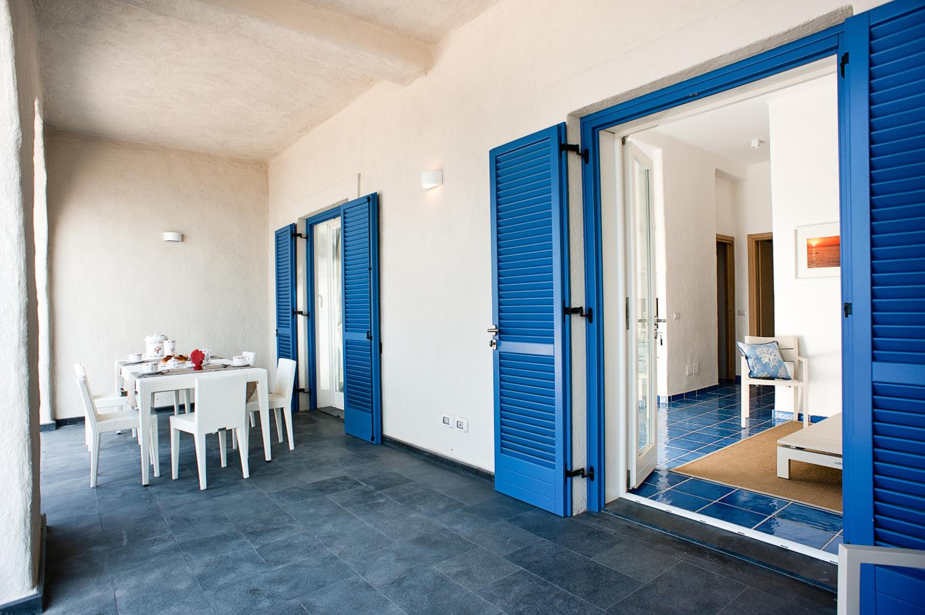 Deluxe Two-Bedroom Apartment with Sea View photo 2