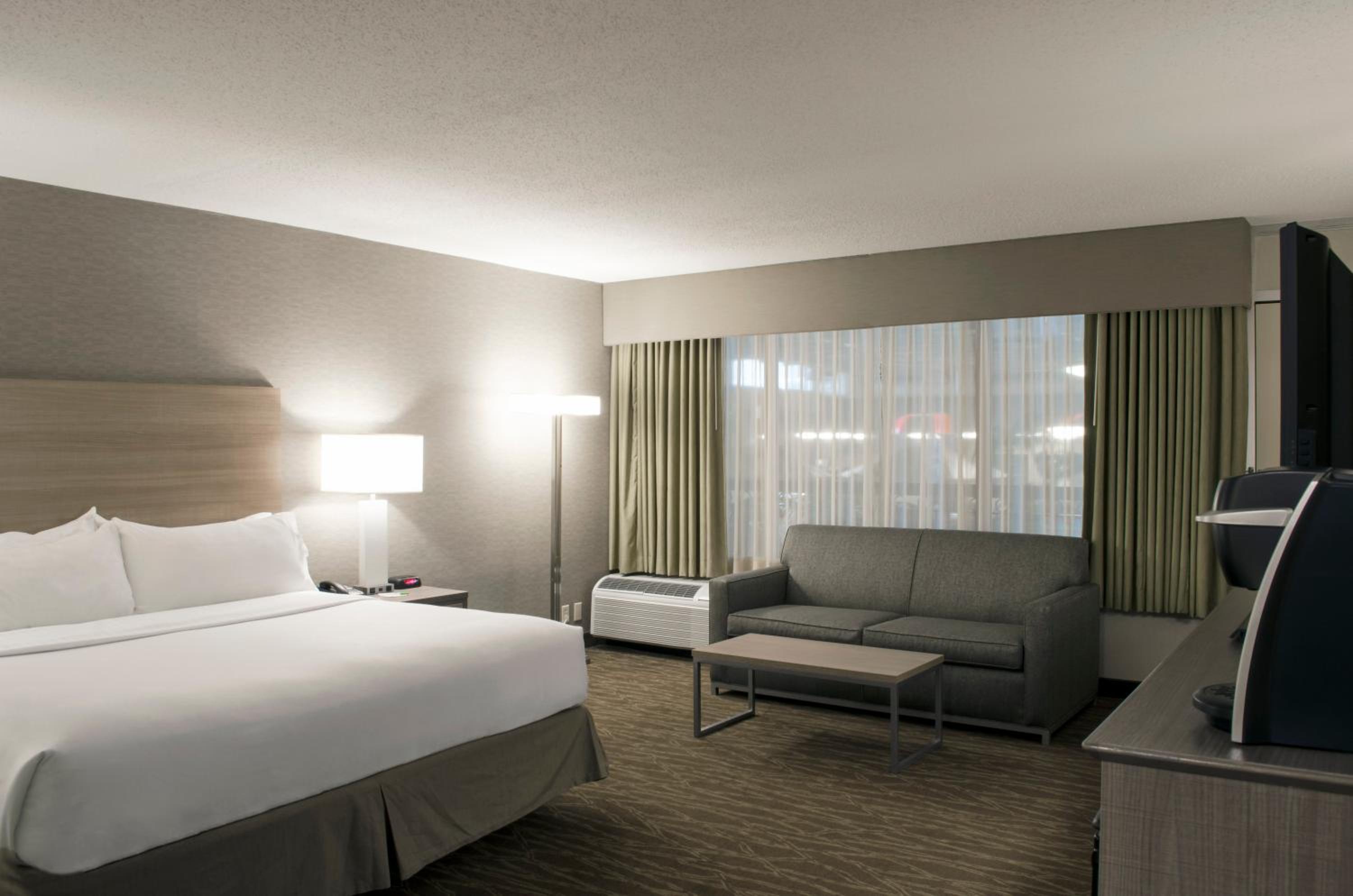 Standard King Room with Pool View - Mid Floor