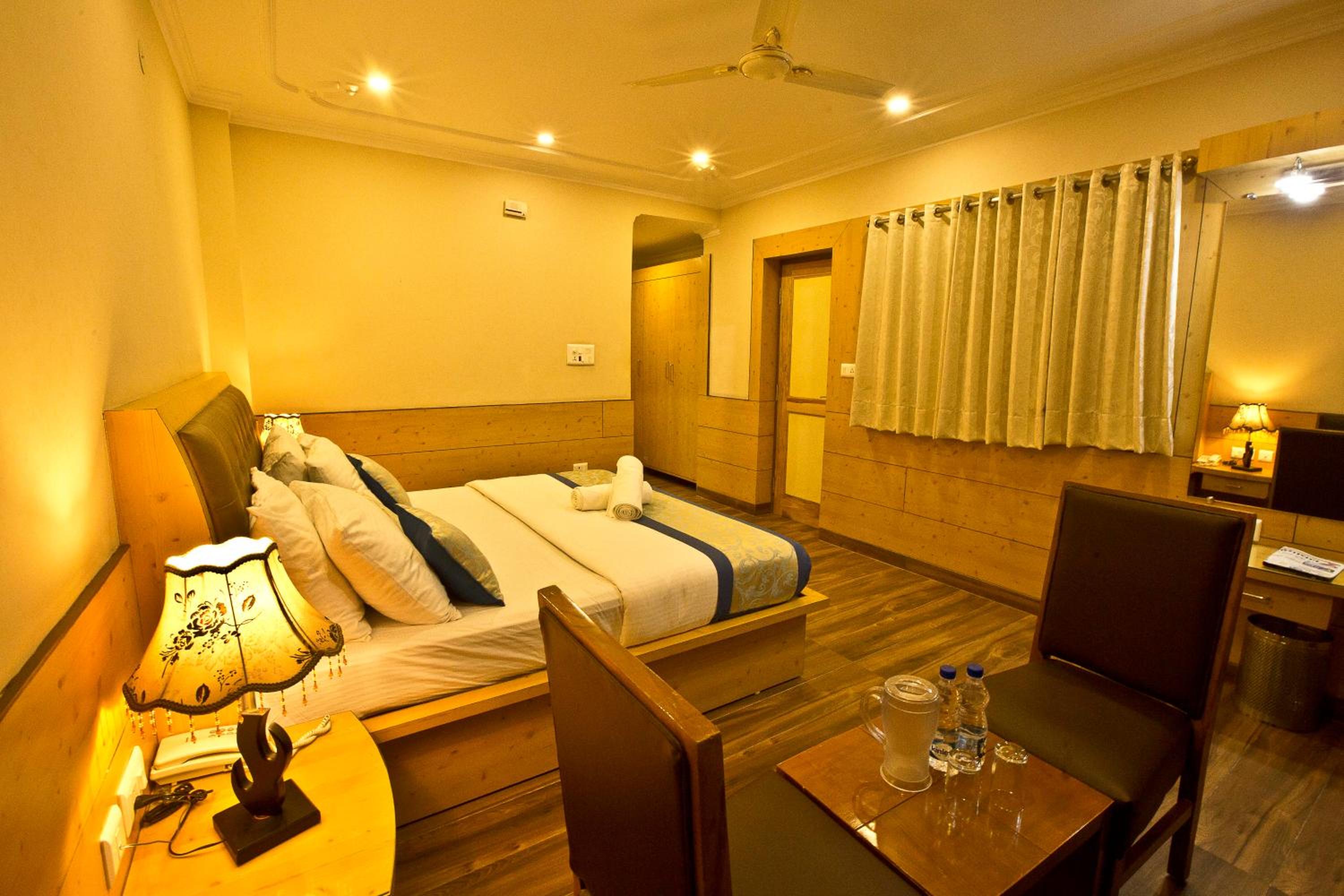 Double Room with Balcony - Photo 3