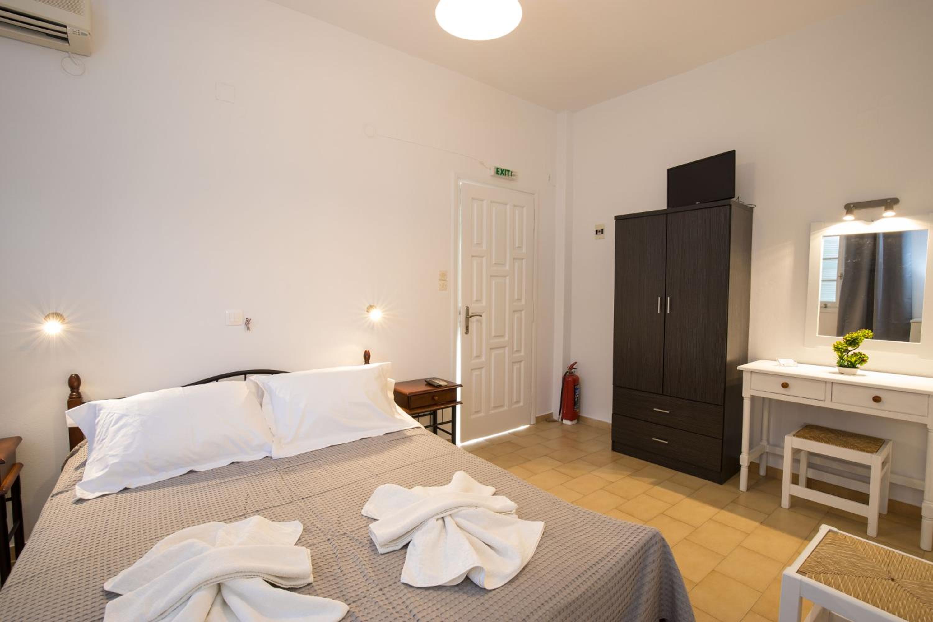Double or Twin Room with Sea View photo 3