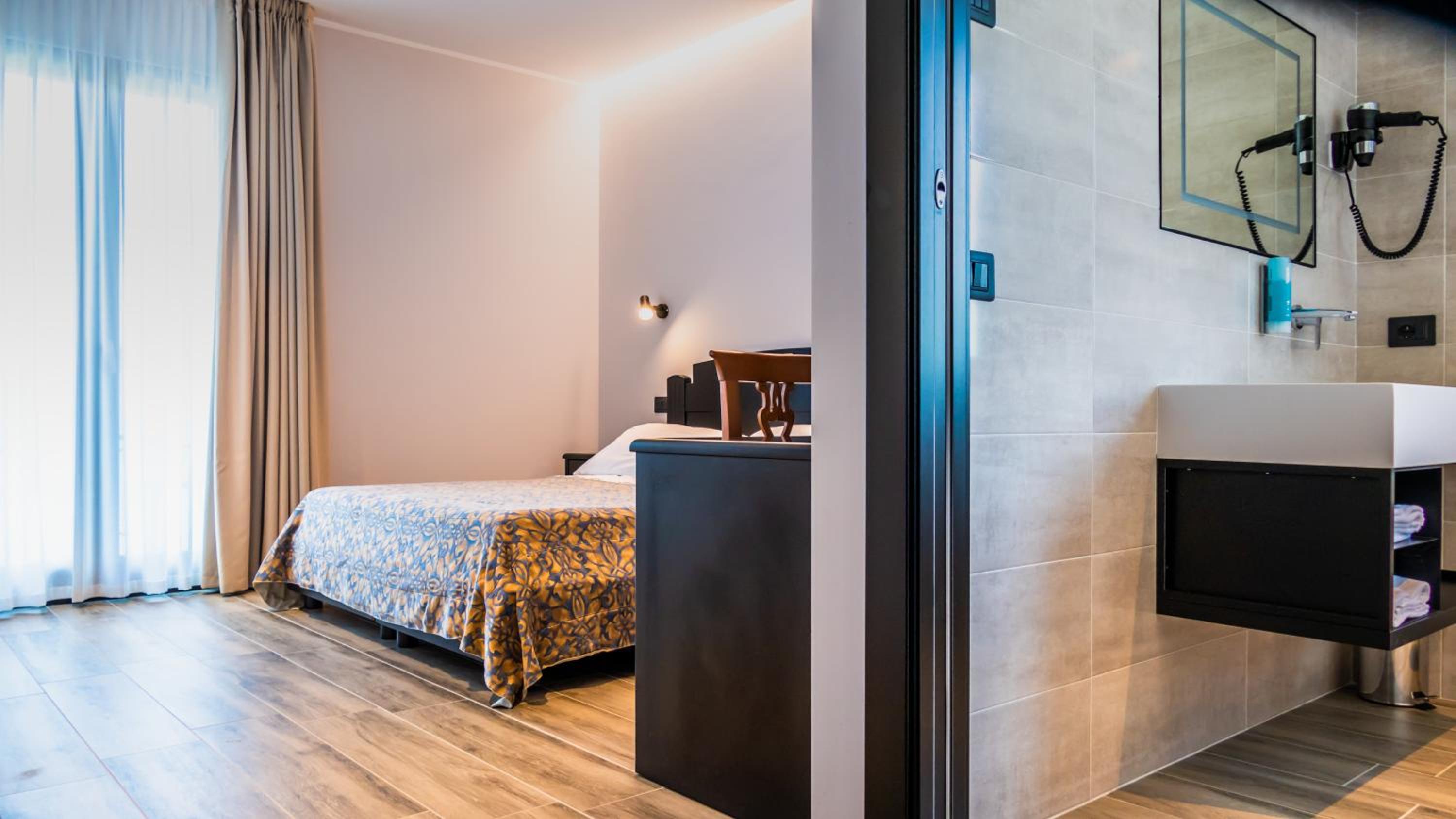 Deluxe Double Room with Lake View photo 3
